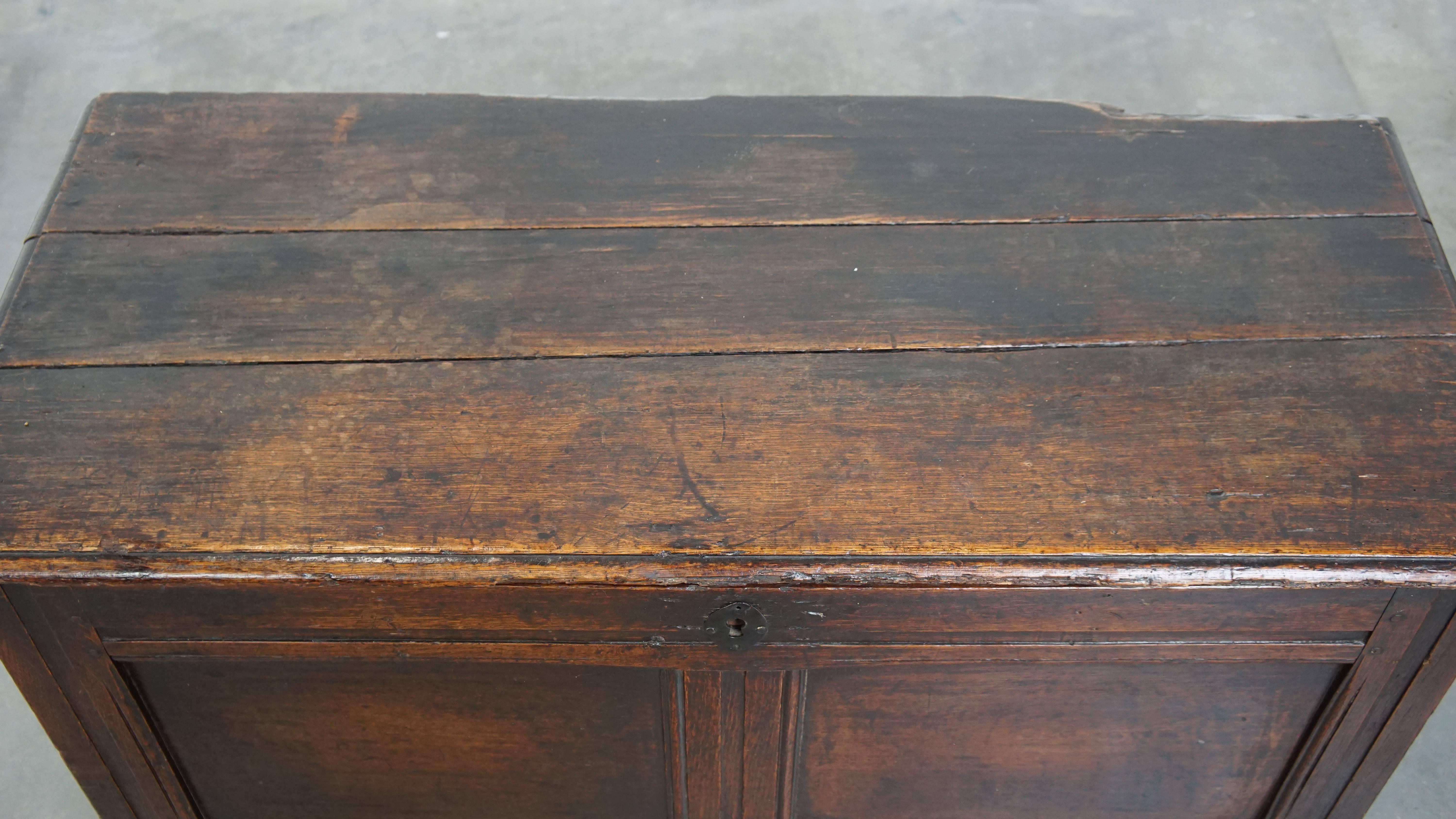 Wood Antique 17th-century English oak chest For Sale