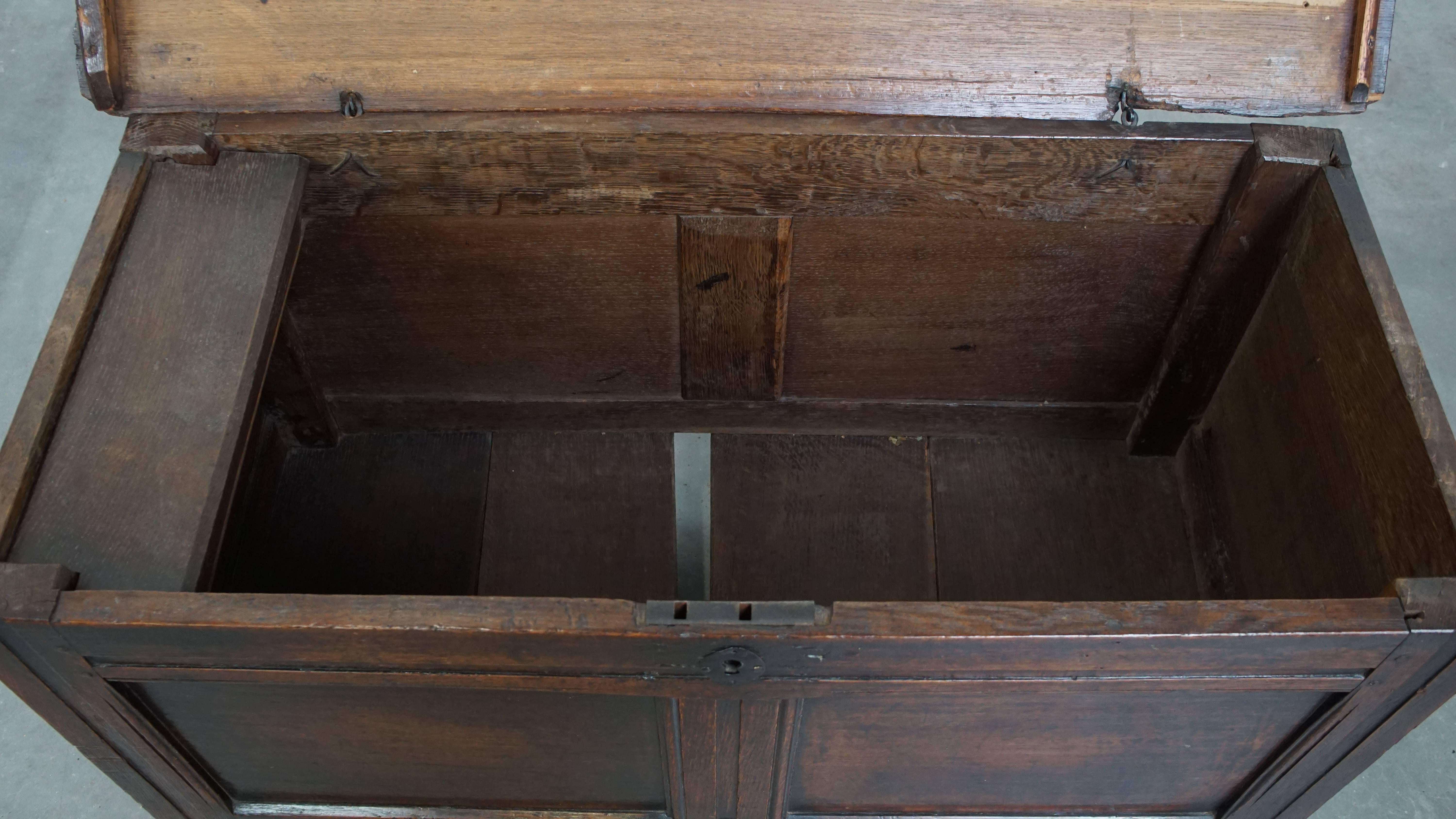 Antique 17th-century English oak chest For Sale 1