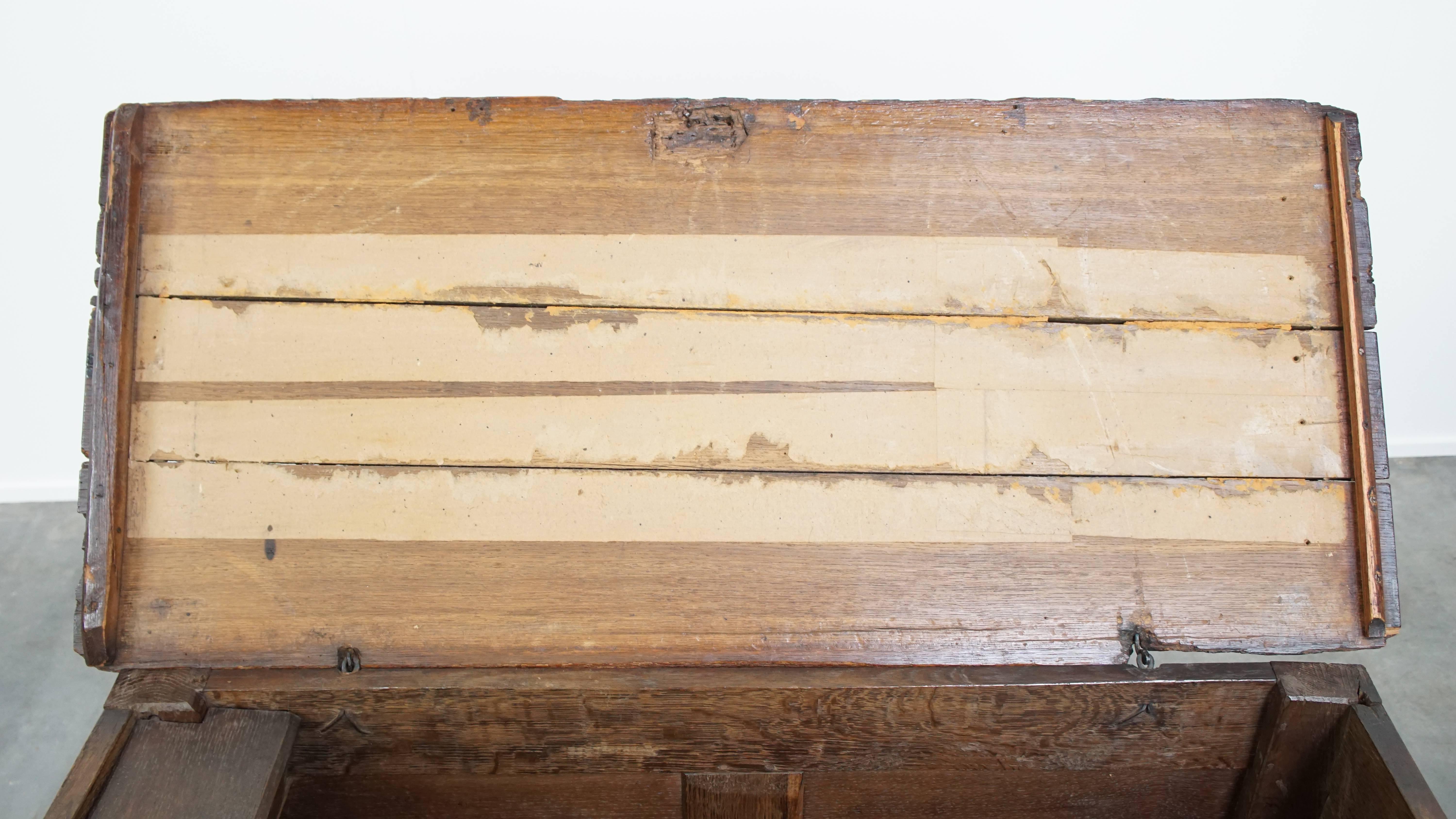 Antique 17th-century English oak chest For Sale 2