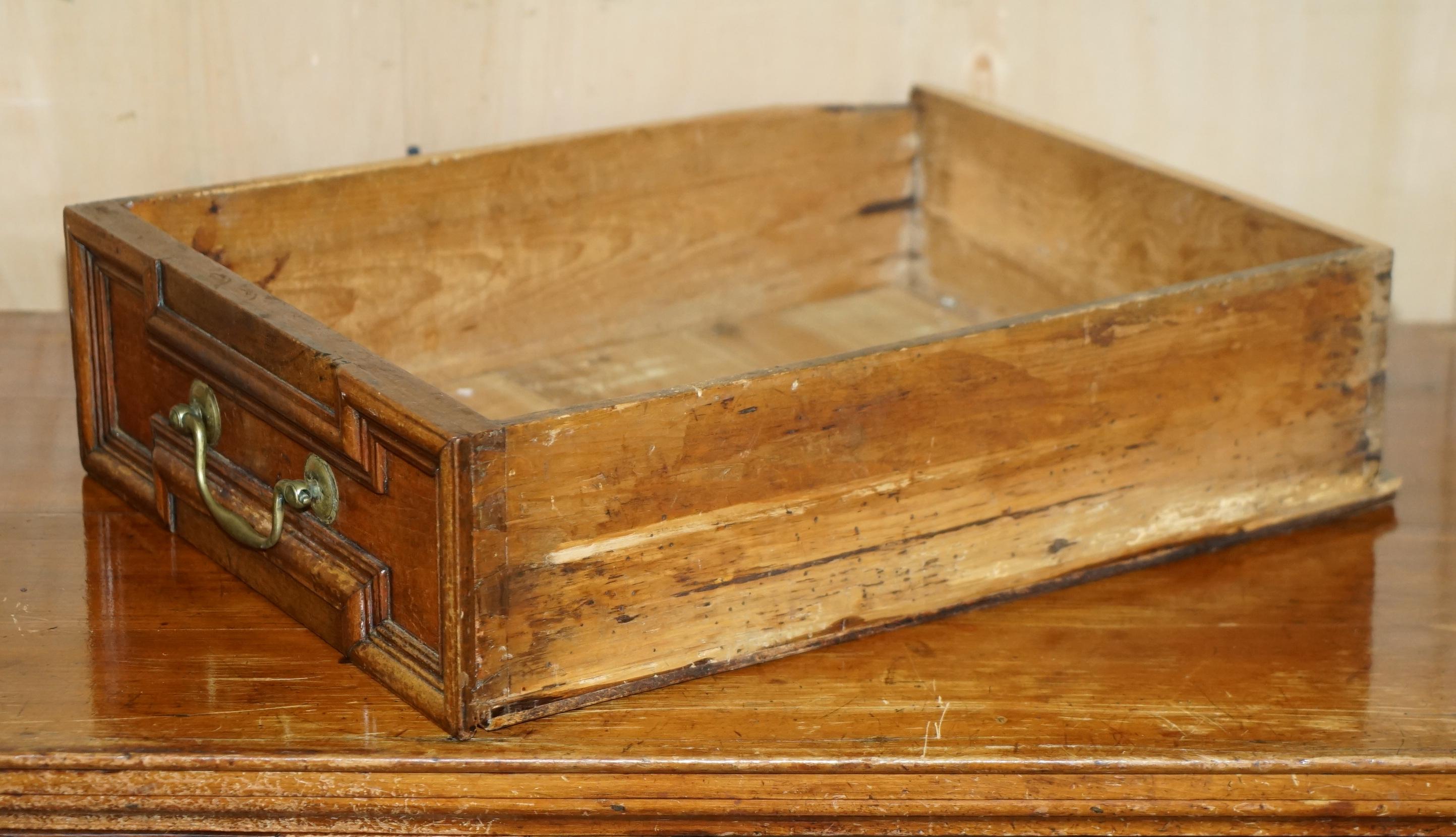 Antico cassettone in quercia di medie dimensioni del 17° secolo di Oak, con due cassetti in vendita 9