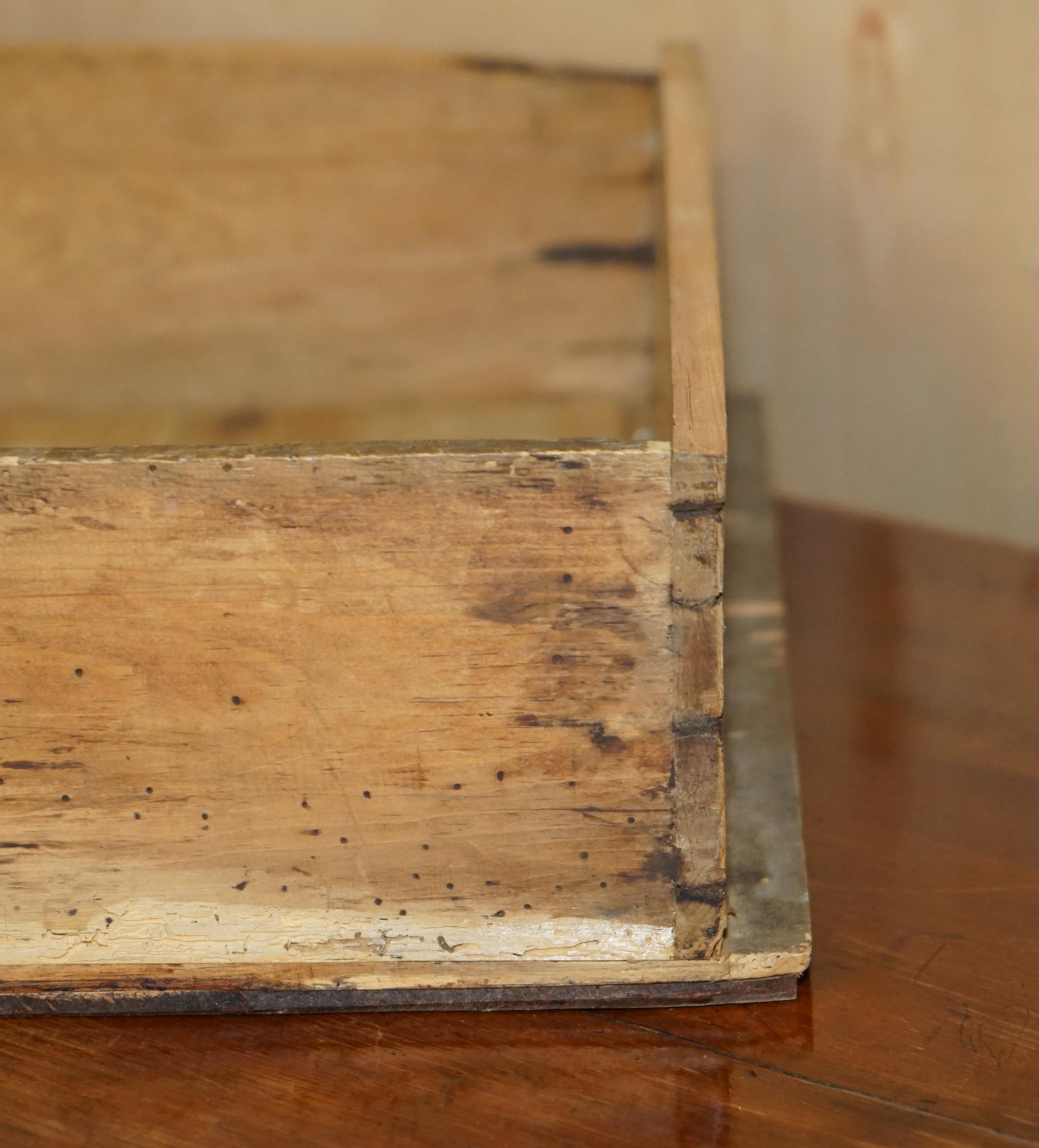 Antico cassettone in quercia di medie dimensioni del 17° secolo di Oak, con due cassetti in vendita 10