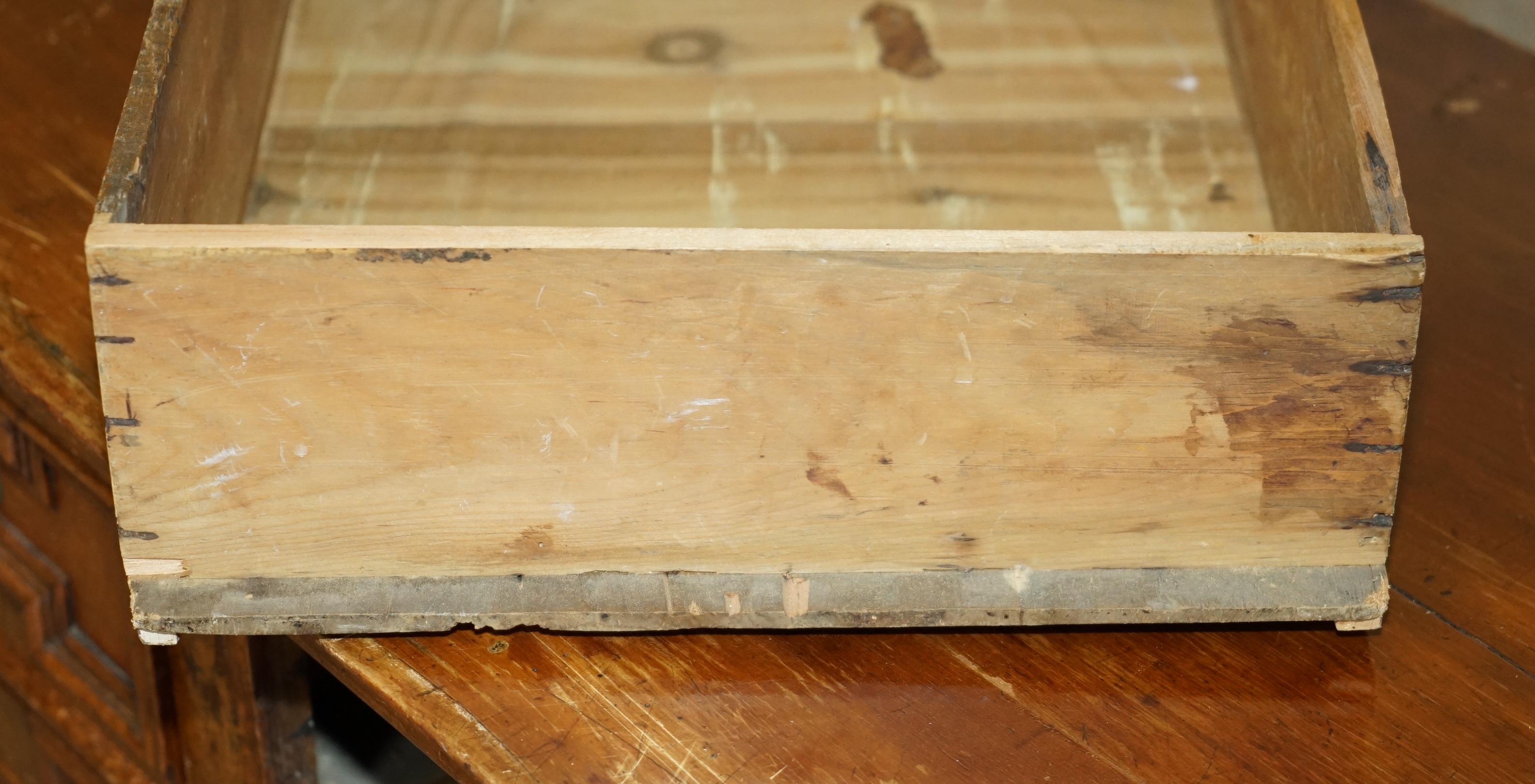Antico cassettone in quercia di medie dimensioni del 17° secolo di Oak, con due cassetti in vendita 11