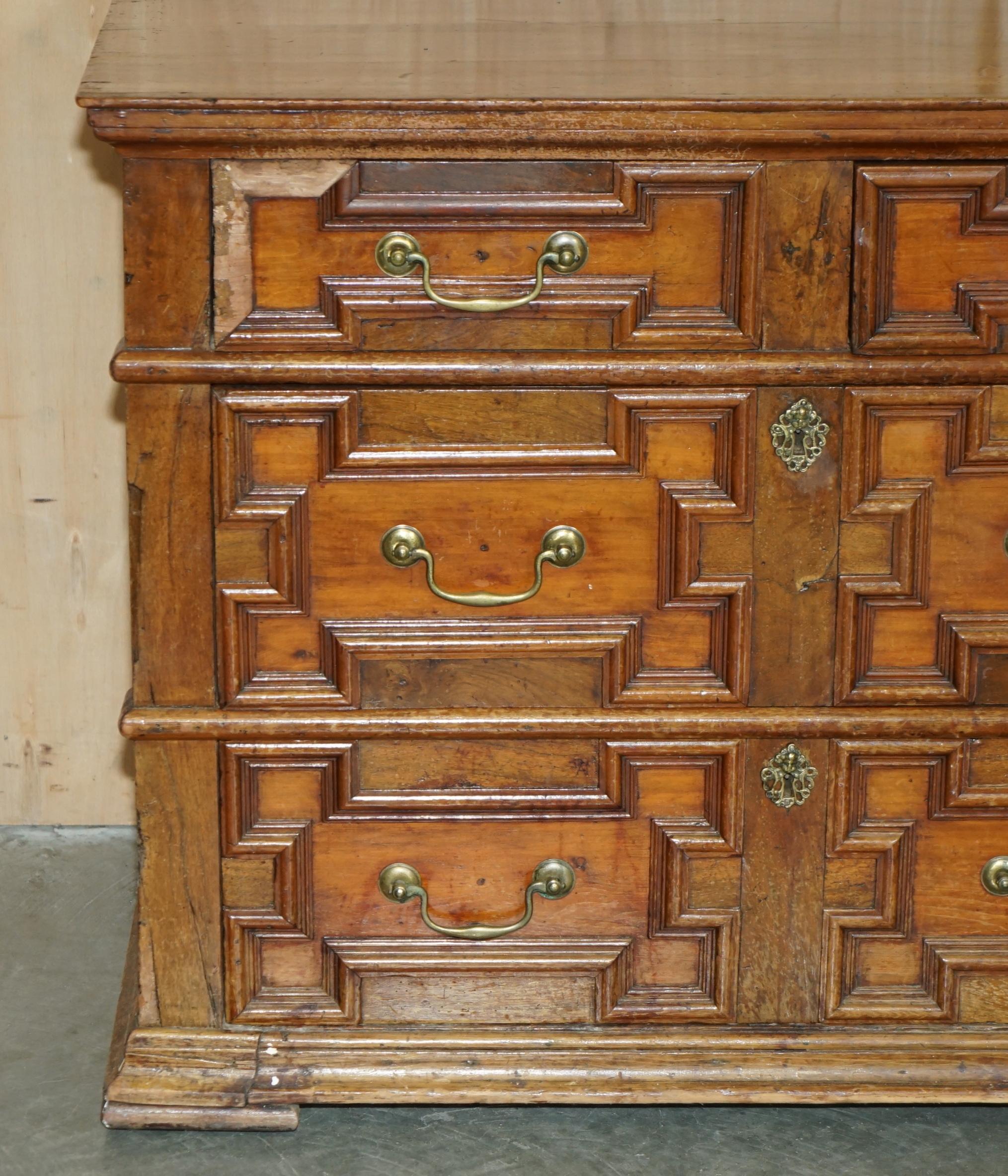 Giacomo II Antico cassettone in quercia di medie dimensioni del 17° secolo di Oak, con due cassetti in vendita