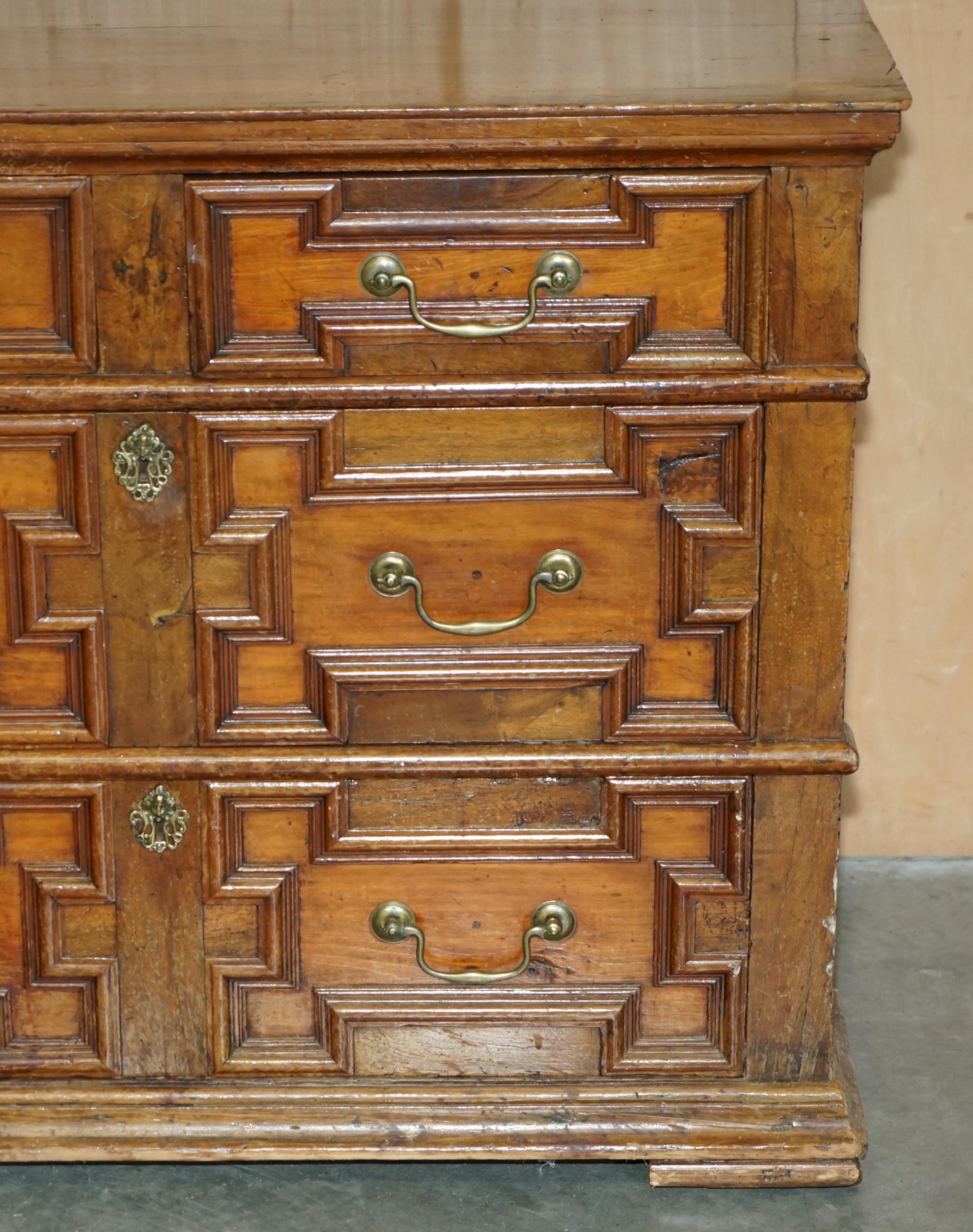 Inglese Antico cassettone in quercia di medie dimensioni del 17° secolo di Oak, con due cassetti in vendita