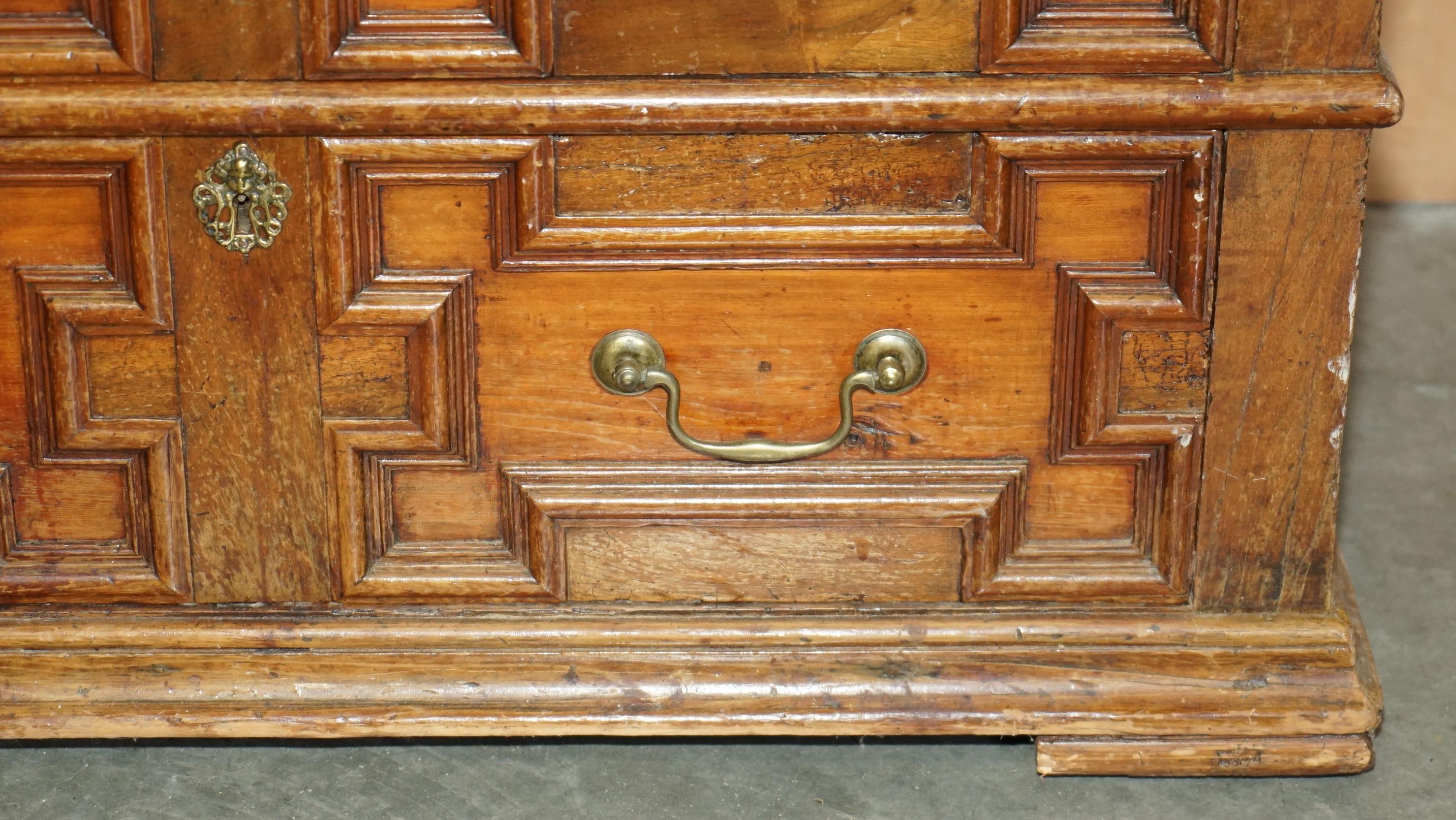Fine XVII secolo Antico cassettone in quercia di medie dimensioni del 17° secolo di Oak, con due cassetti in vendita