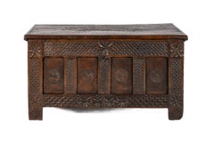 Antico cassettone inglese del XVII secolo di colore marrone caldo con ricchi intagli geometrici