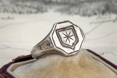 Antico anello con stemma araldico inciso in argento del 17° secolo