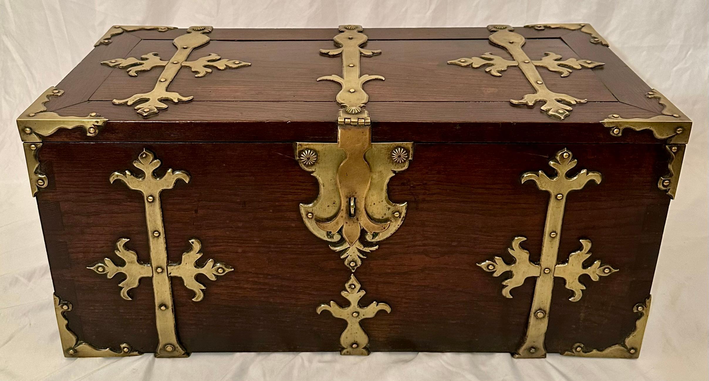 Antique 17th Century European Trunk with Metal Banding. In Good Condition For Sale In New Orleans, LA