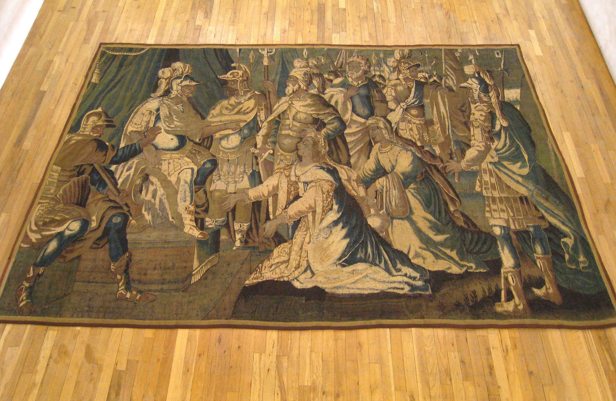 Ancienne tapisserie historique flamande du XVIIe siècle, de dimensions 7' H x 11' L, représentant le général romain Coriolan, trônant à gauche, avec sa mère dominatrice Volumnia et sa femme Virgilia le suppliant de ne pas se laisser abuser par les