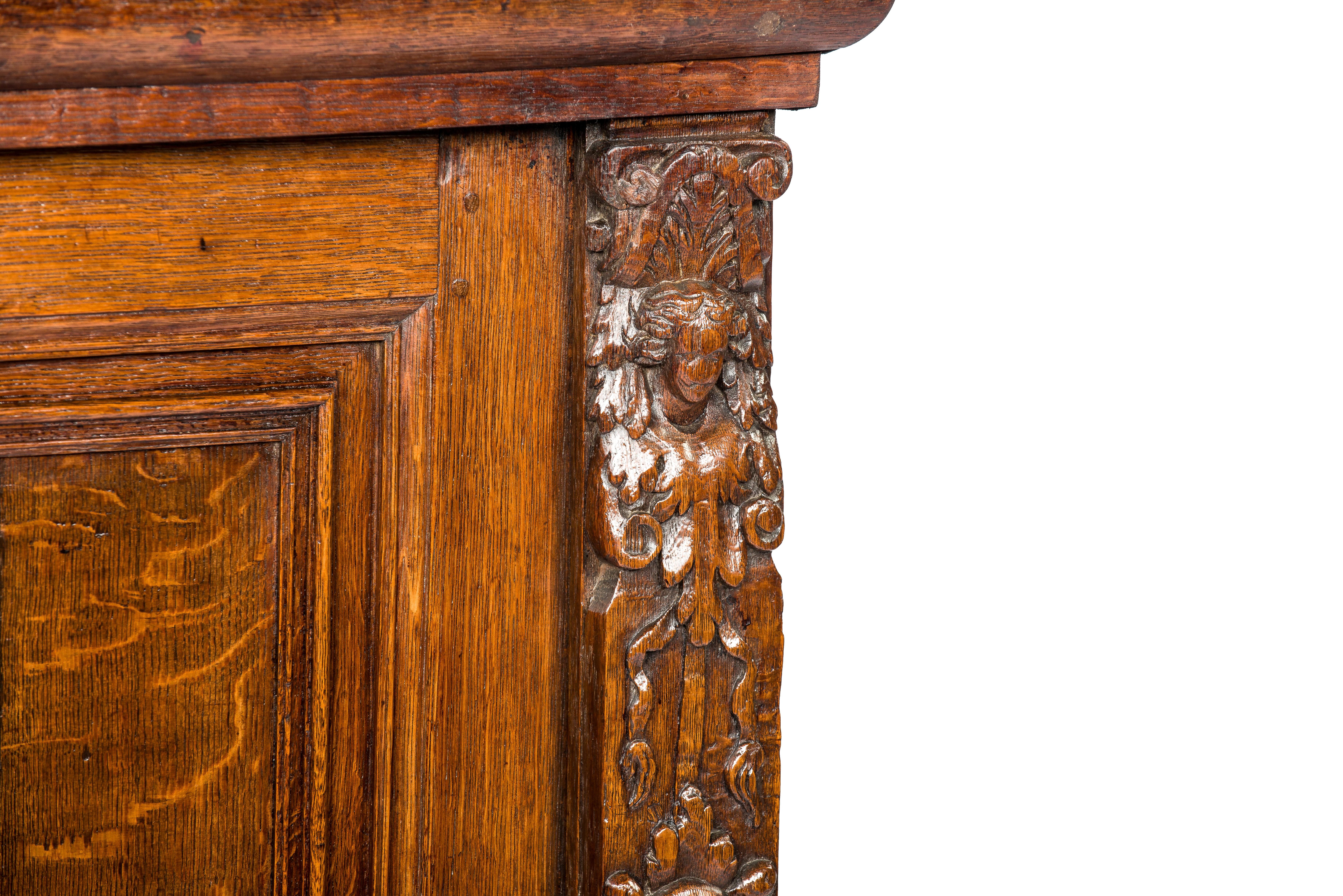 Antique Cupboard Renaissance en chêne brun massif flamand du 17ème siècle pour carmélite en vente 3