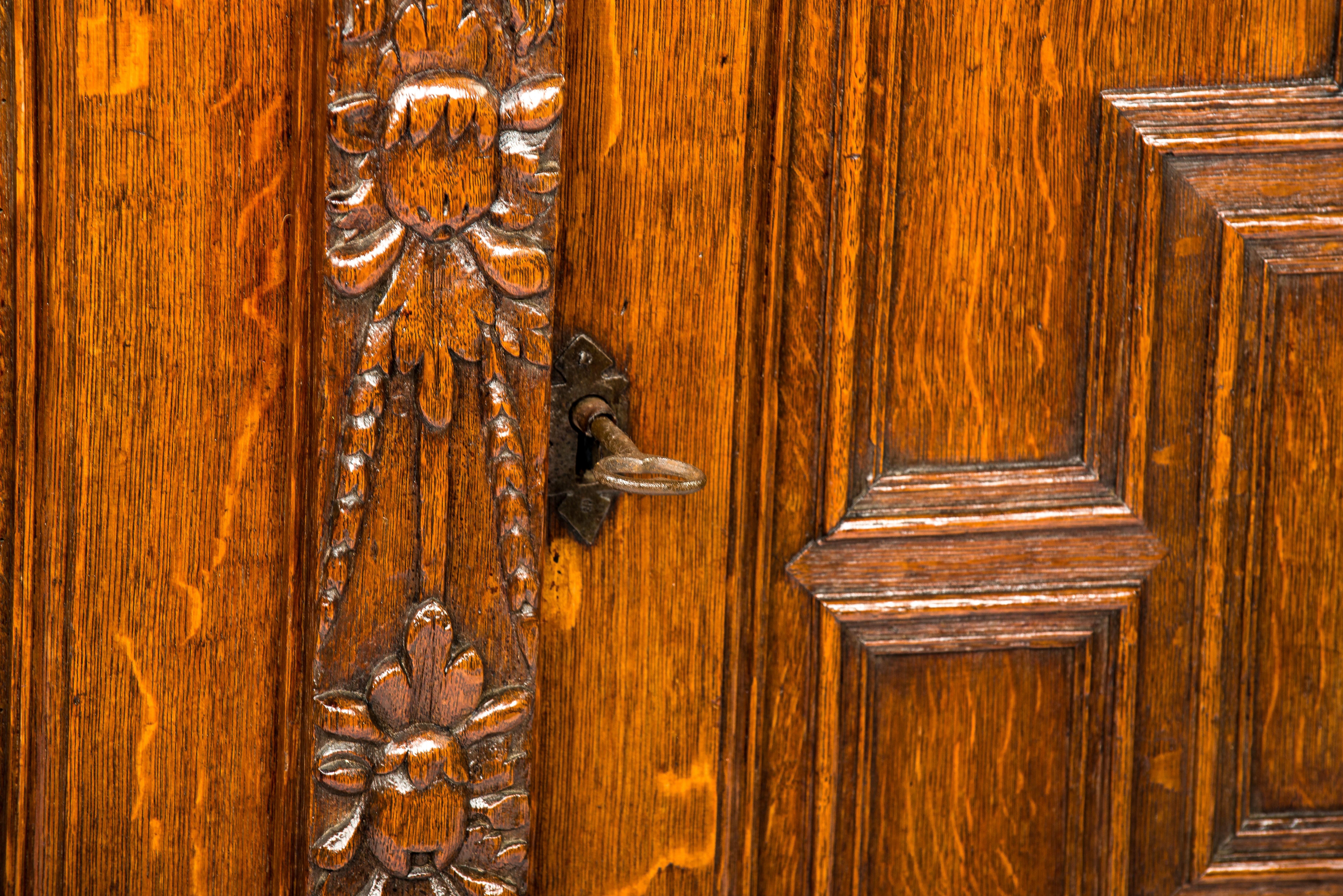 Antique 17th century Flemish solid brown oak Renaissance Carmelite cupboard For Sale 4