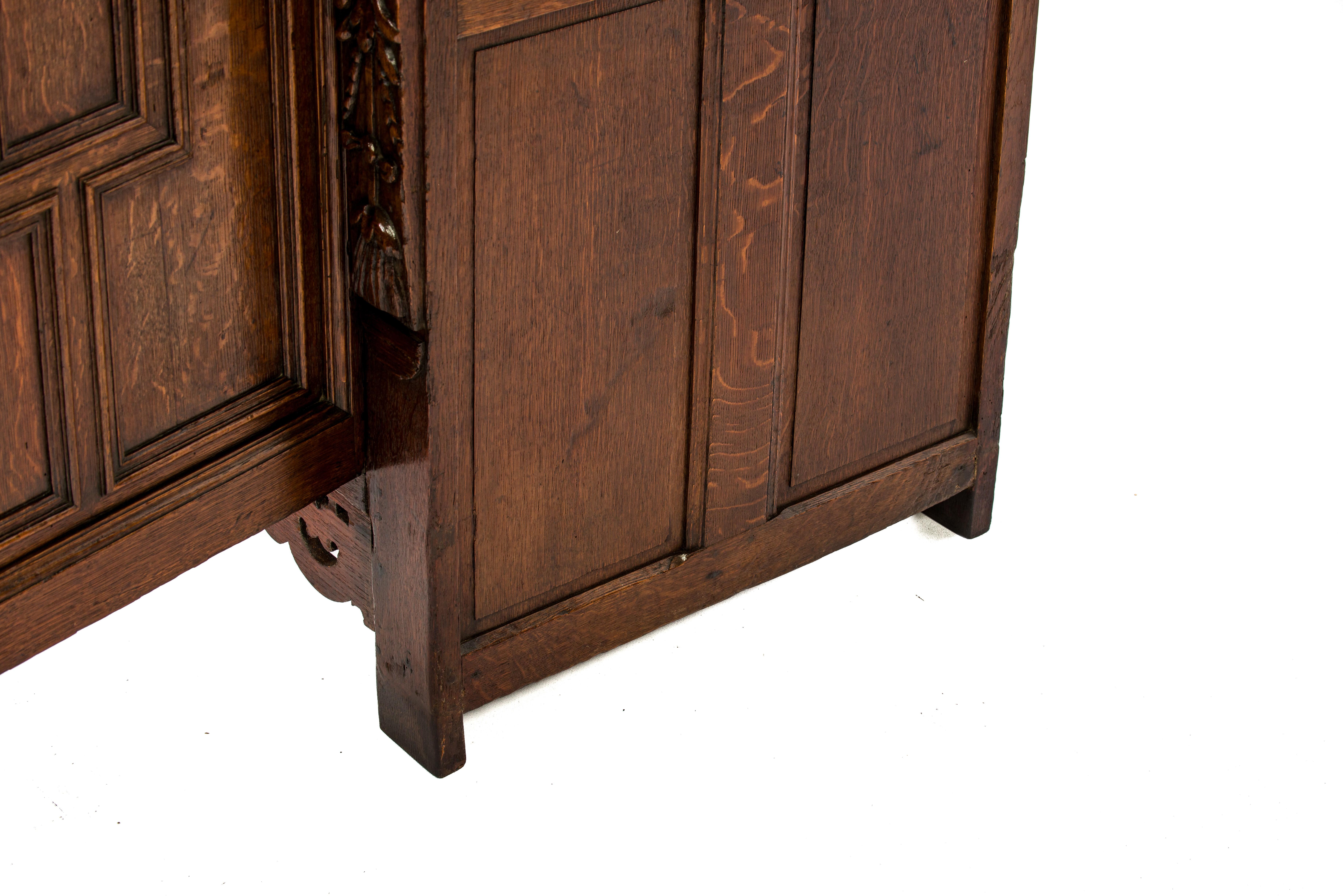 Antique Cupboard Renaissance en chêne brun massif flamand du 17ème siècle pour carmélite en vente 8