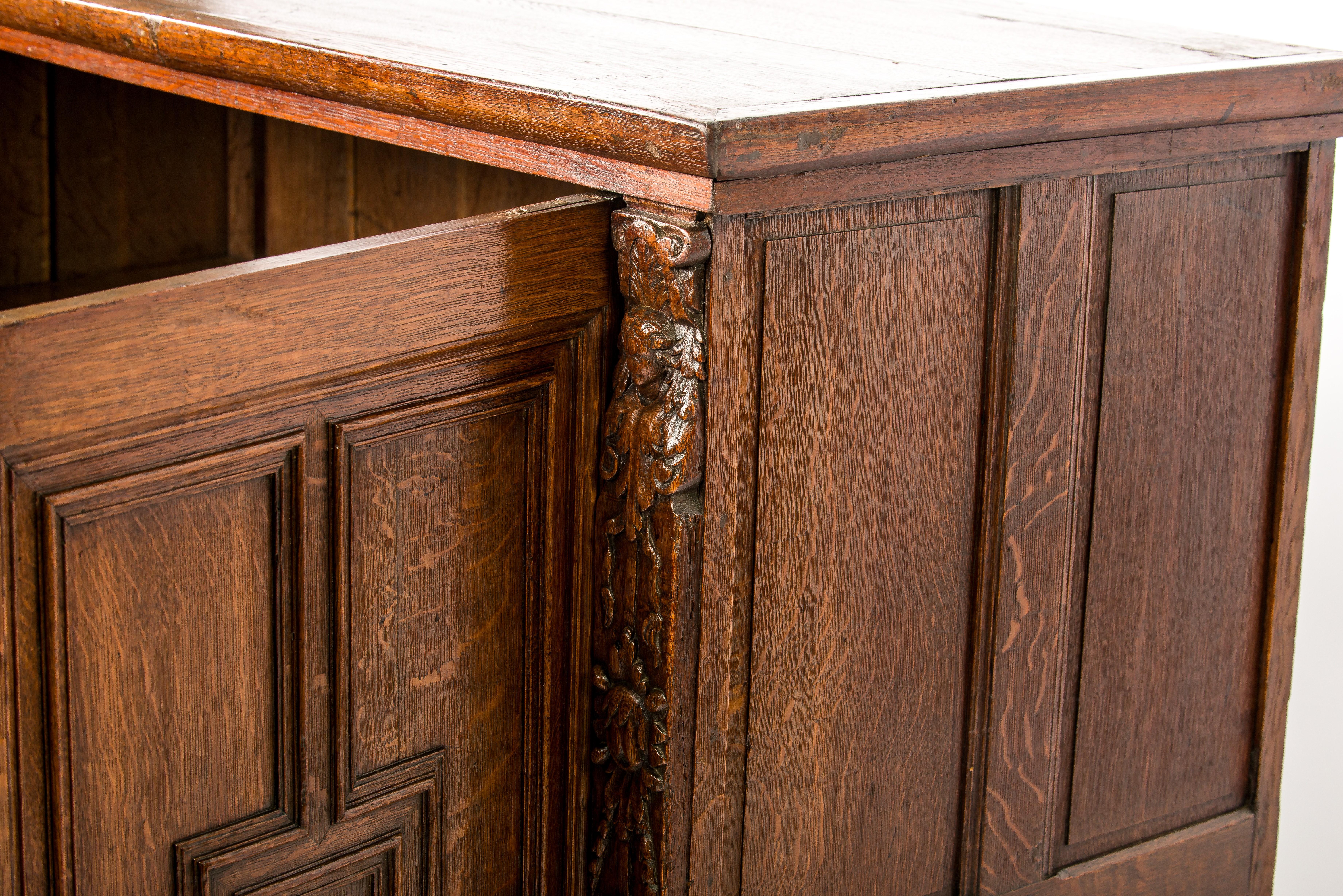 Antique Cupboard Renaissance en chêne brun massif flamand du 17ème siècle pour carmélite en vente 9