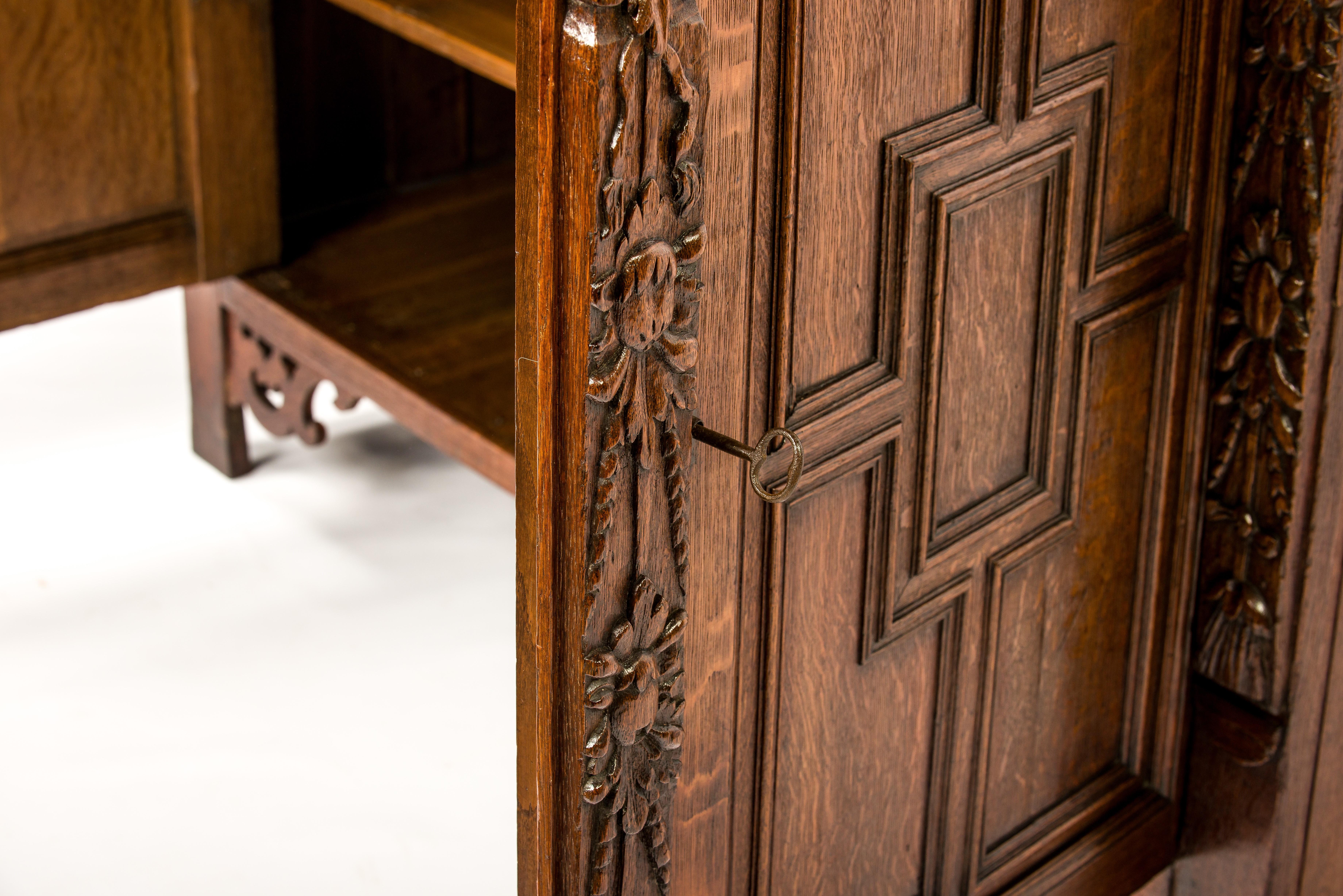Antique 17th century Flemish solid brown oak Renaissance Carmelite cupboard For Sale 10