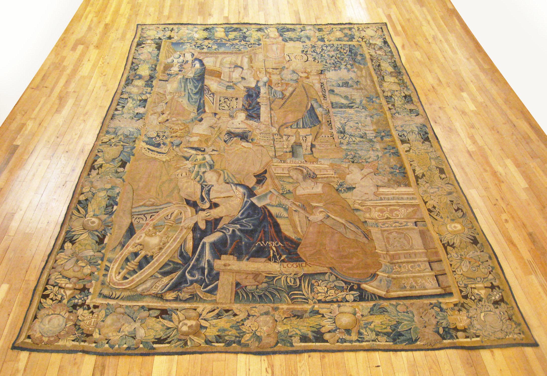 Tapisserie flamande ancienne du XVIIe siècle représentant les arts libéraux et les domaines de la connaissance

Panneau de tapisserie de genre flamande ancienne du 17e siècle, de 13'1 H x 9'0 L, représentant les Arts Libéraux et les différents