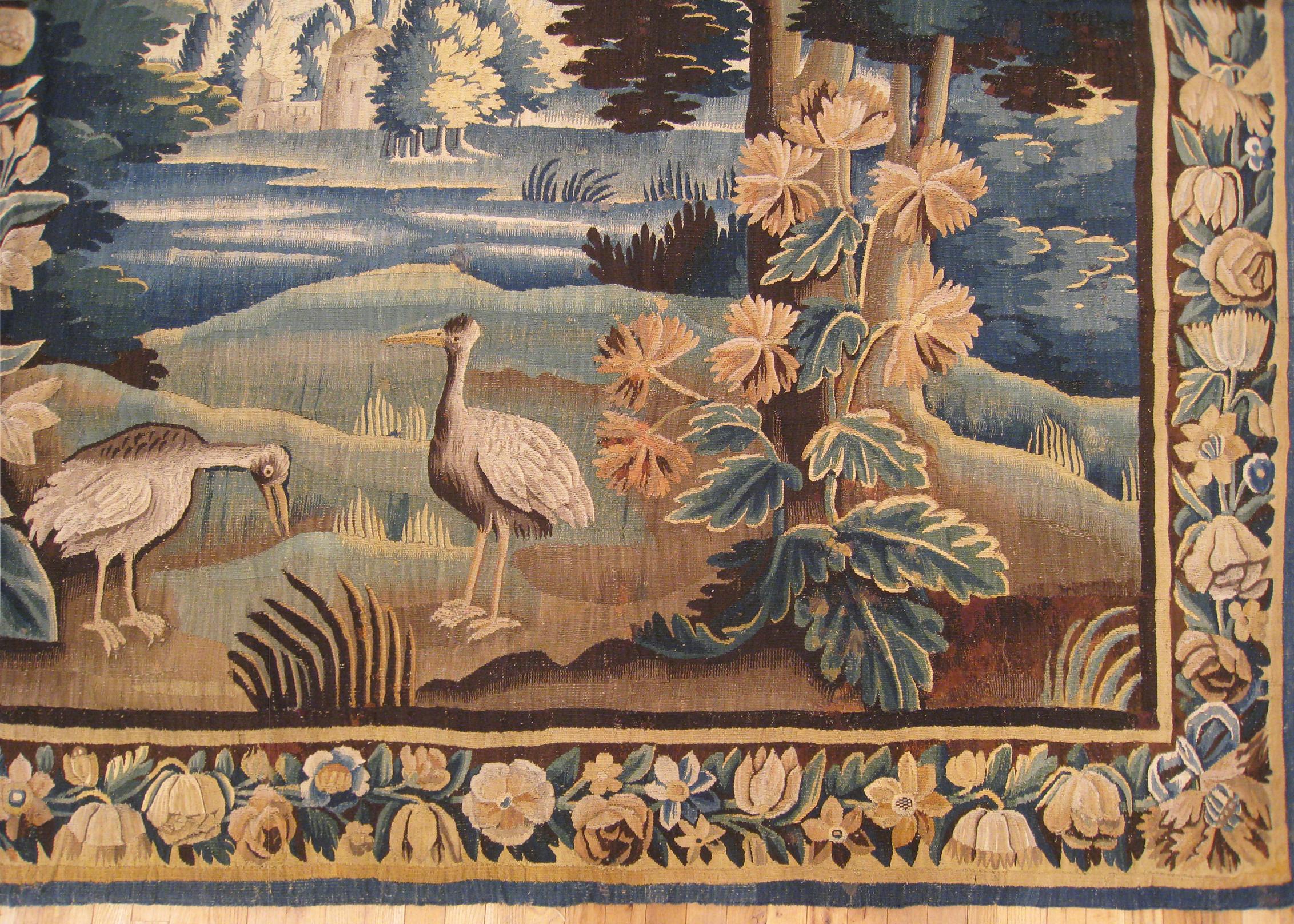 Antiker flämischer Verdure-Wandteppich des 17. Jahrhunderts mit exotischen Vögeln in einer Landschaft im Zustand „Gut“ im Angebot in New York, NY