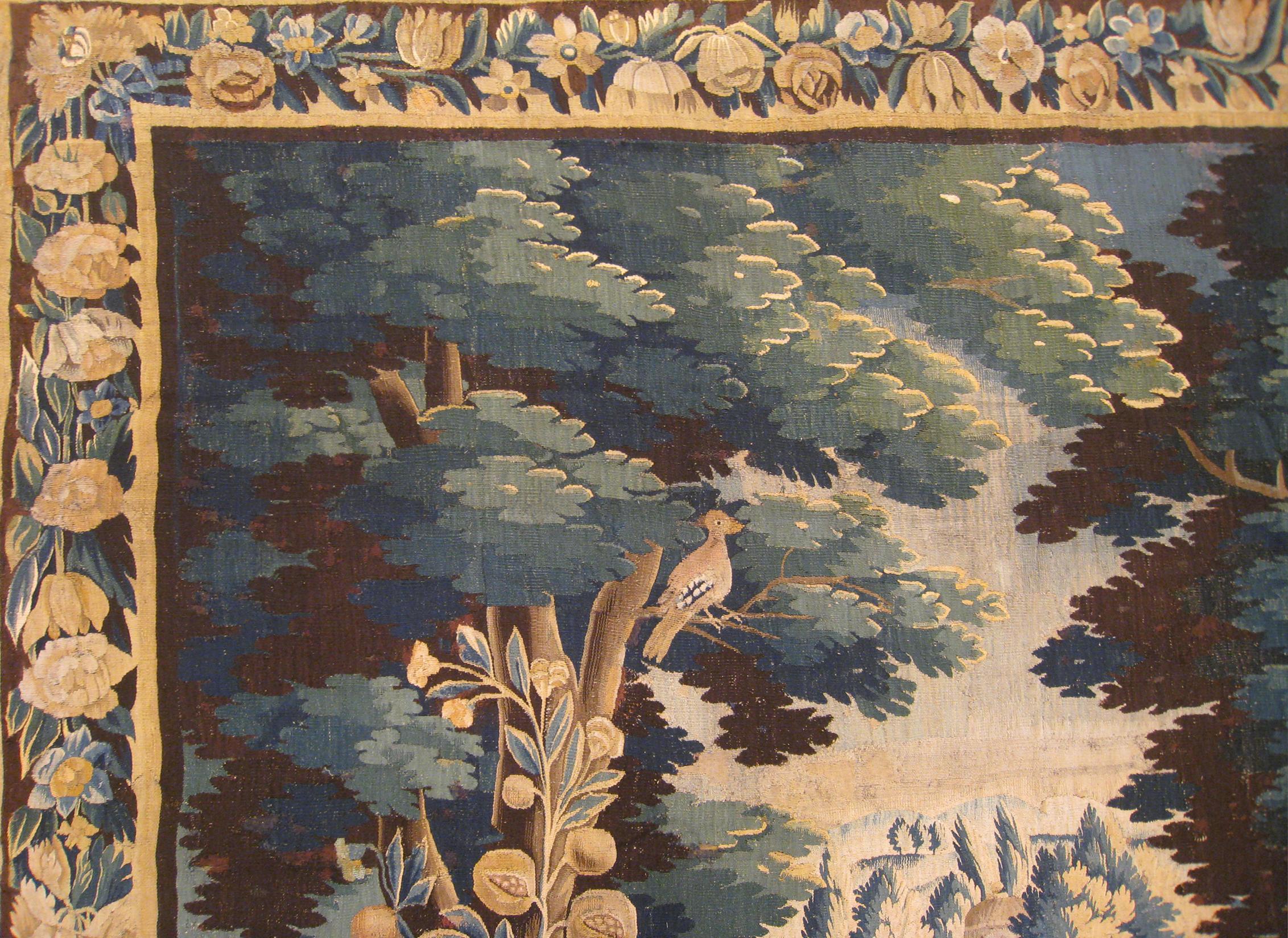 Antiker flämischer Verdure-Wandteppich des 17. Jahrhunderts mit exotischen Vögeln in einer Landschaft im Angebot 1