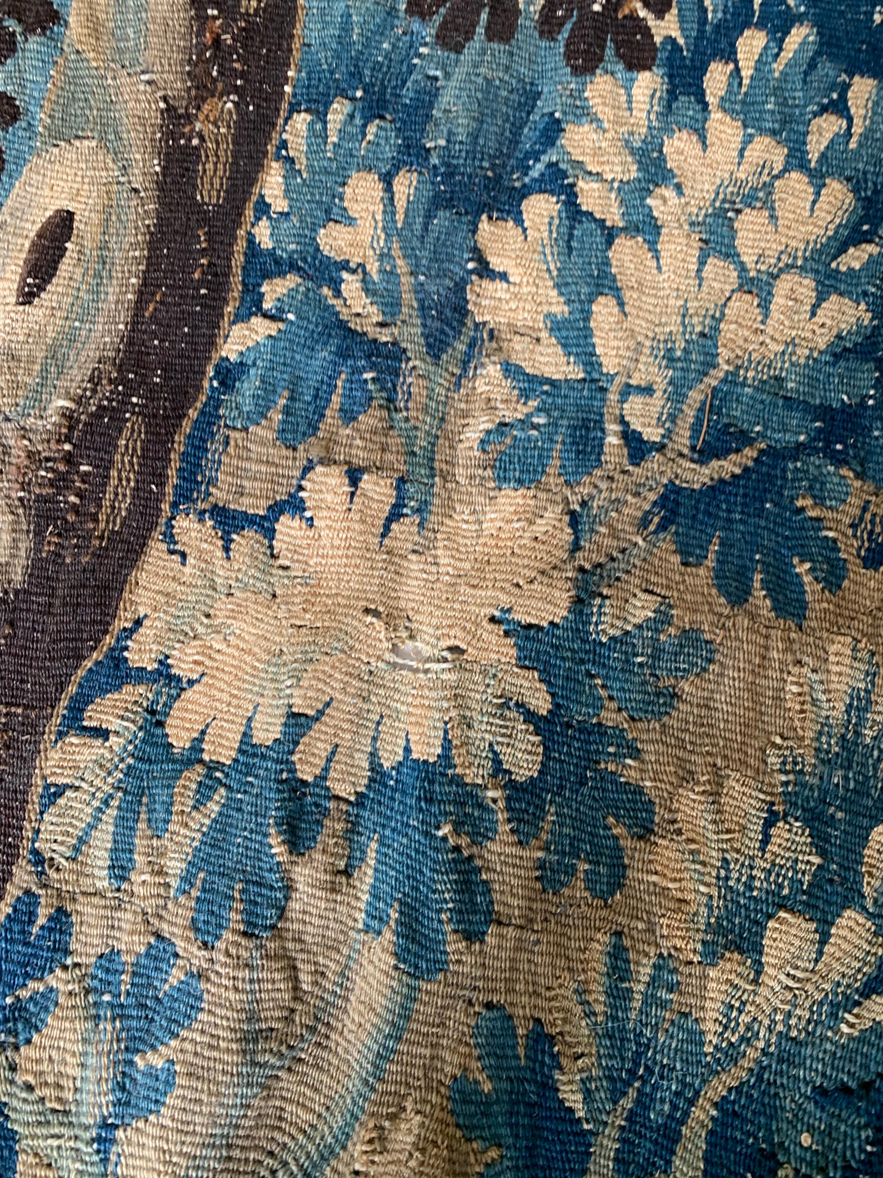 Ancienne tapisserie flamande du 17ème siècle à Verdure Verticale Paysage en vente 4