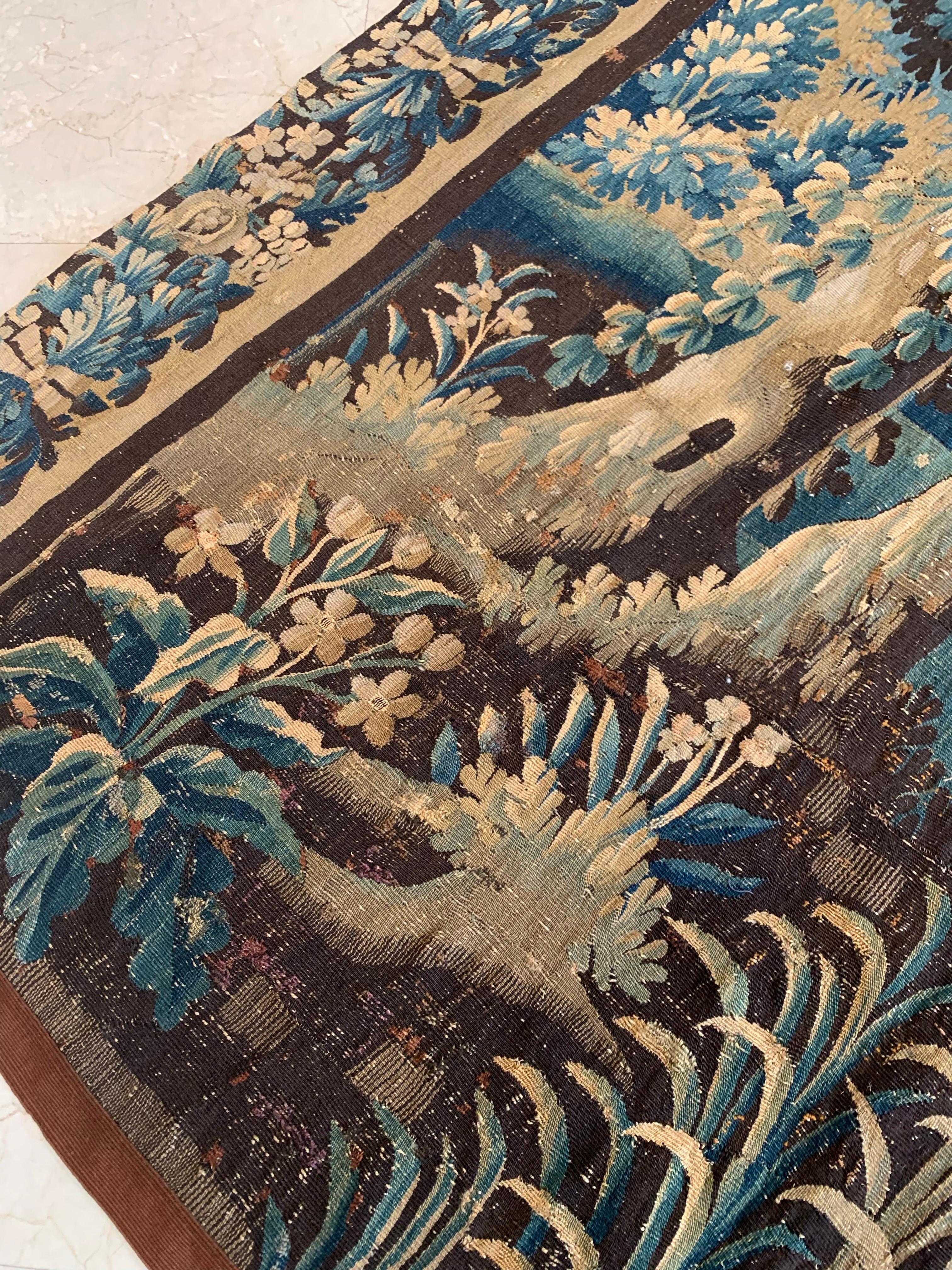 Il s'agit d'une magnifique tapisserie de paysage en Verdure flamande du 17ème siècle, avec une belle et riche scène d'été d'une campagne avec des arbres et une végétation luxuriante.

La pièce mesure 8,7 x 6,1 pieds.




 