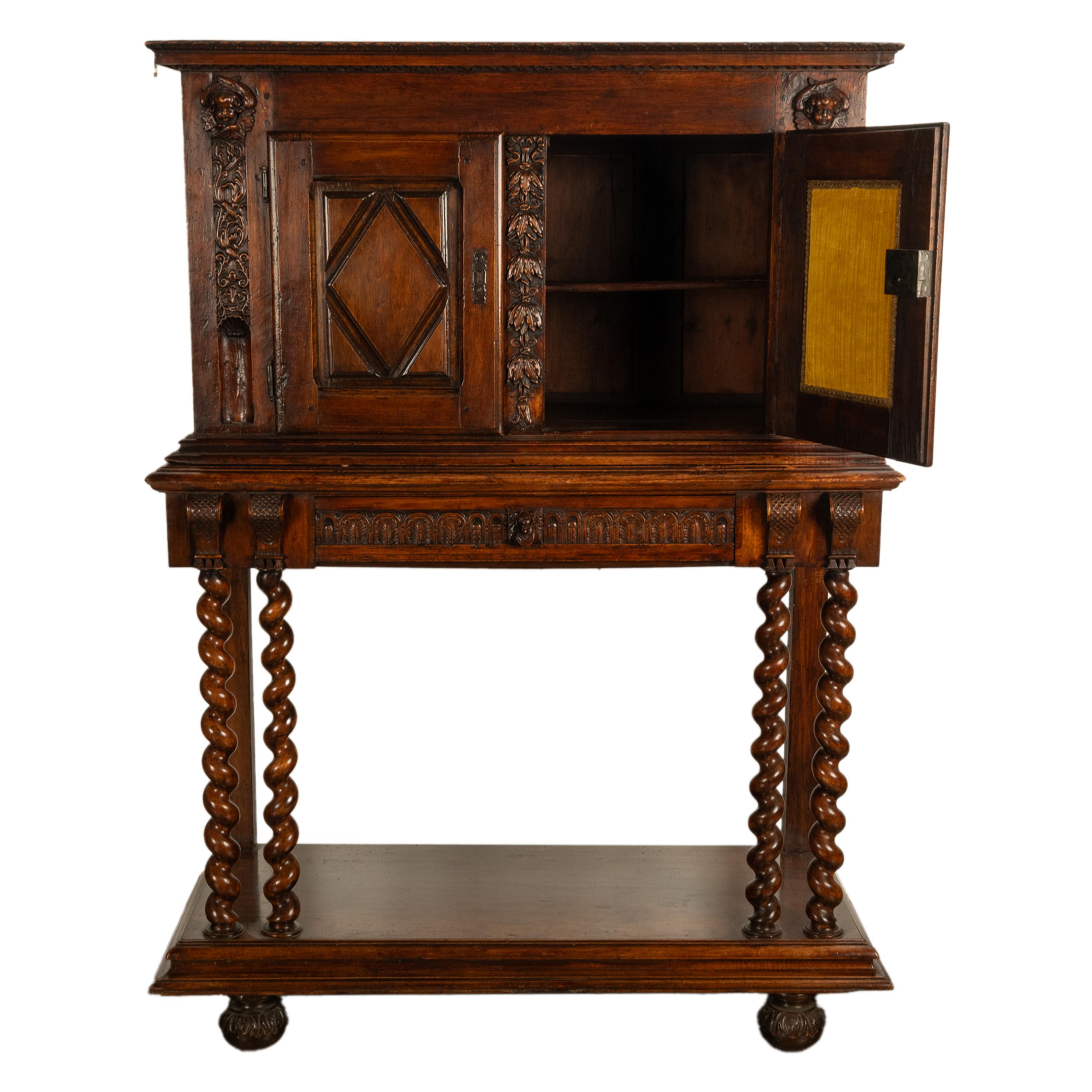 Ancienne crédence en noyer sculpté baroque français du 17ème siècle avec chérubins 1650 en vente 2