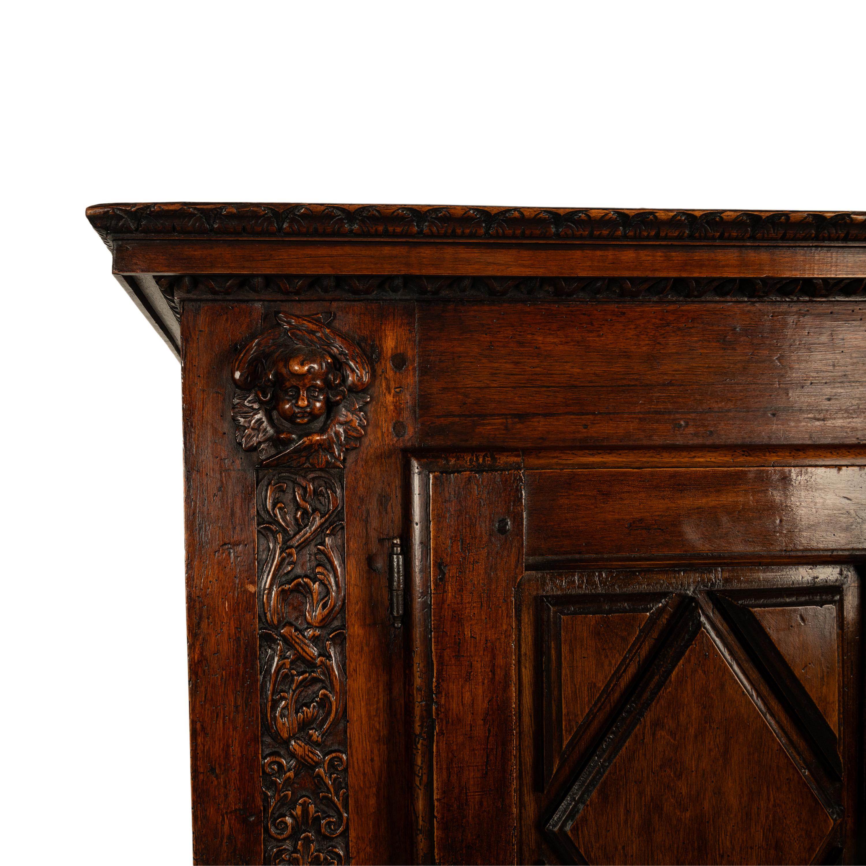 Ancienne crédence en noyer sculpté baroque français du 17ème siècle avec chérubins 1650 en vente 3