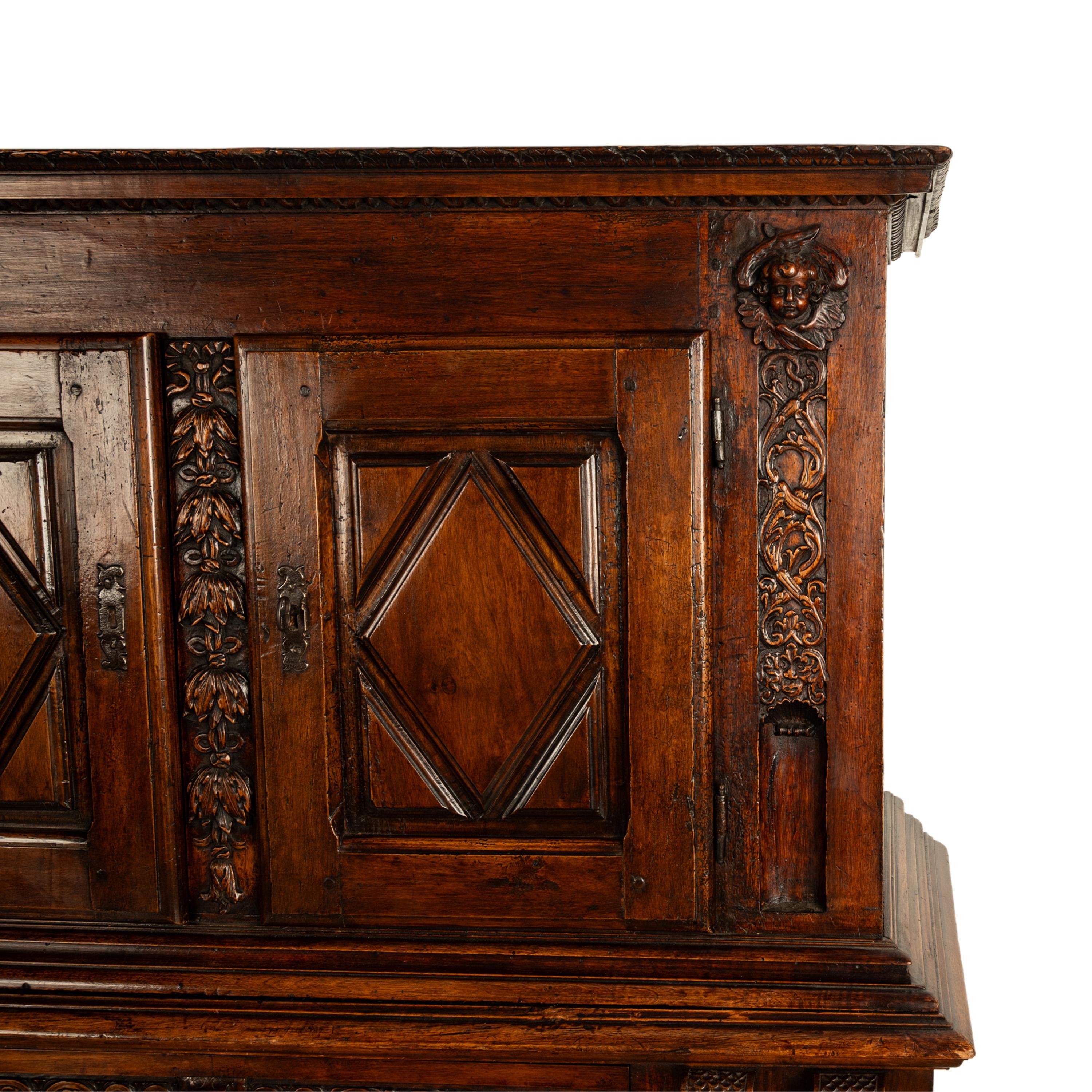 Ancienne crédence en noyer sculpté baroque français du 17ème siècle avec chérubins 1650 en vente 4