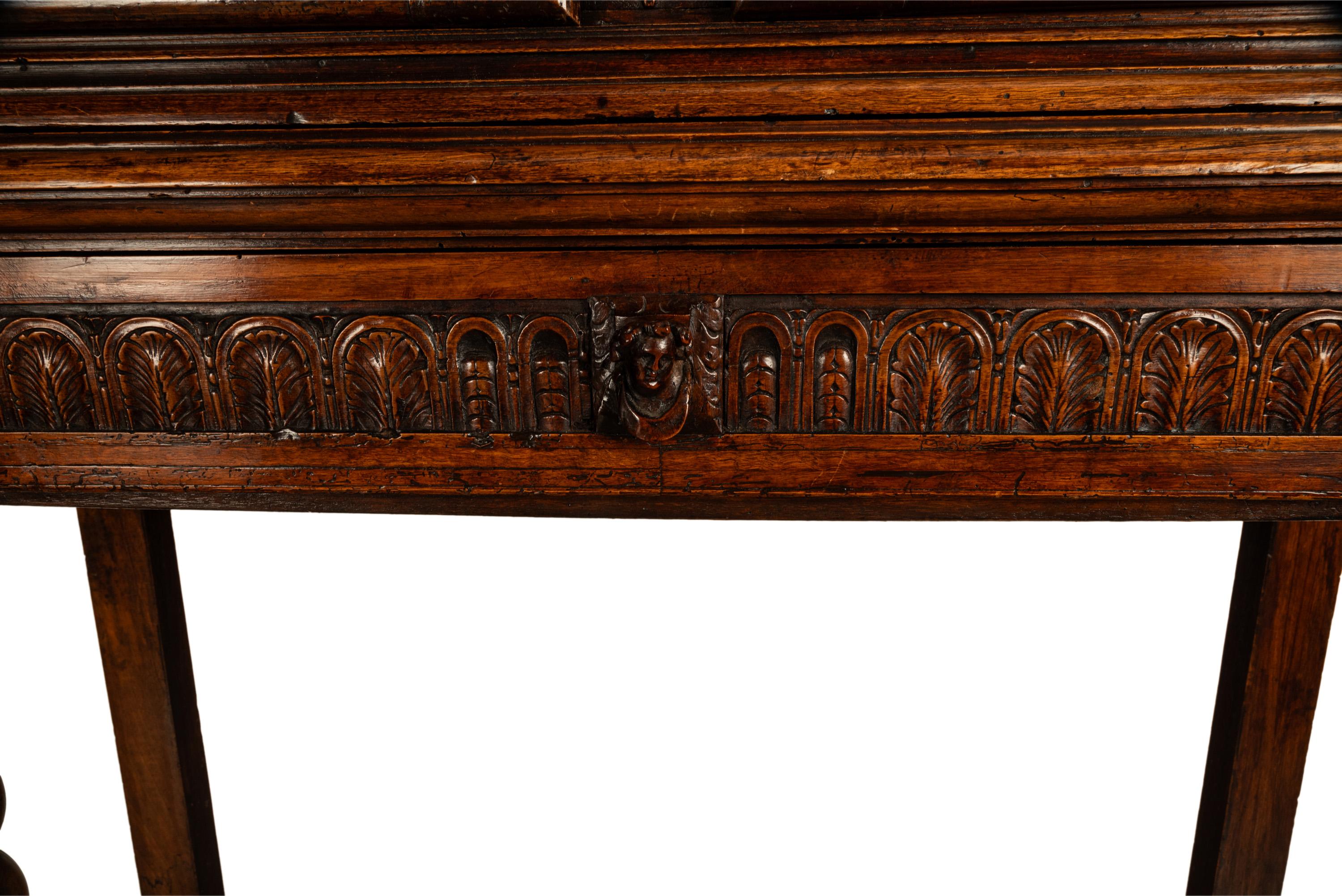 Ancienne crédence en noyer sculpté baroque français du 17ème siècle avec chérubins 1650 en vente 5