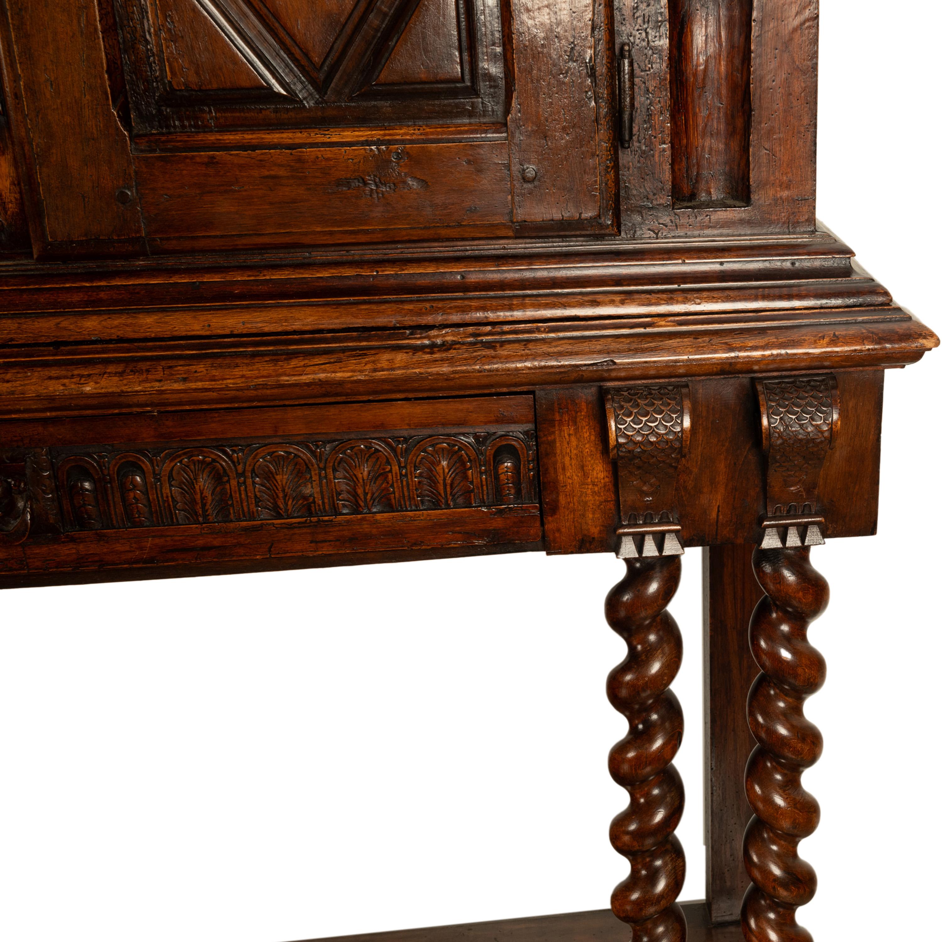 Ancienne crédence en noyer sculpté baroque français du 17ème siècle avec chérubins 1650 en vente 6