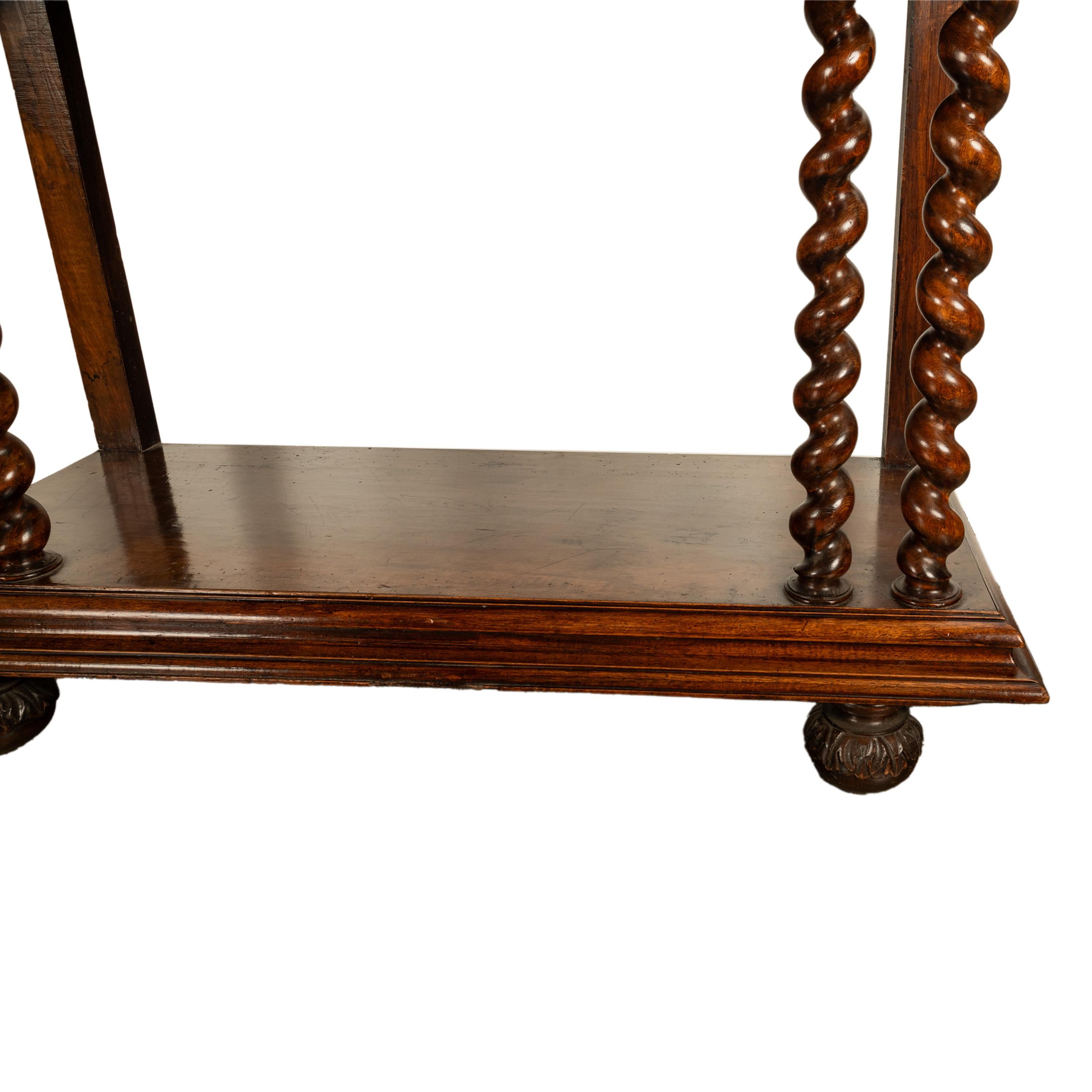 Ancienne crédence en noyer sculpté baroque français du 17ème siècle avec chérubins 1650 en vente 7