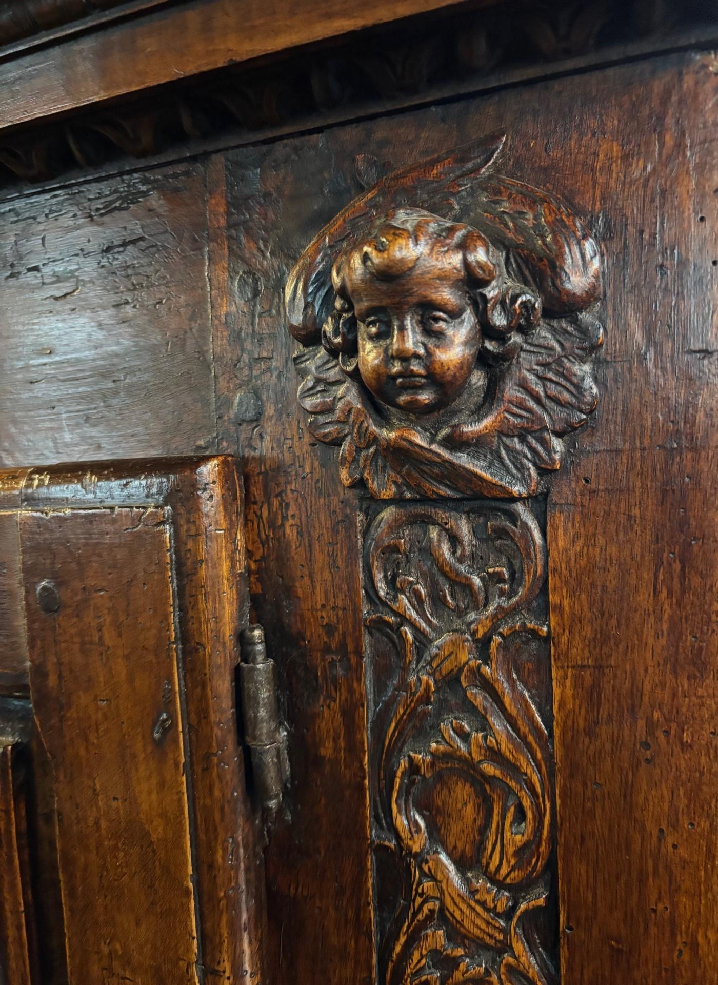 Ancienne crédence en noyer sculpté baroque français du 17ème siècle avec chérubins 1650 en vente 8
