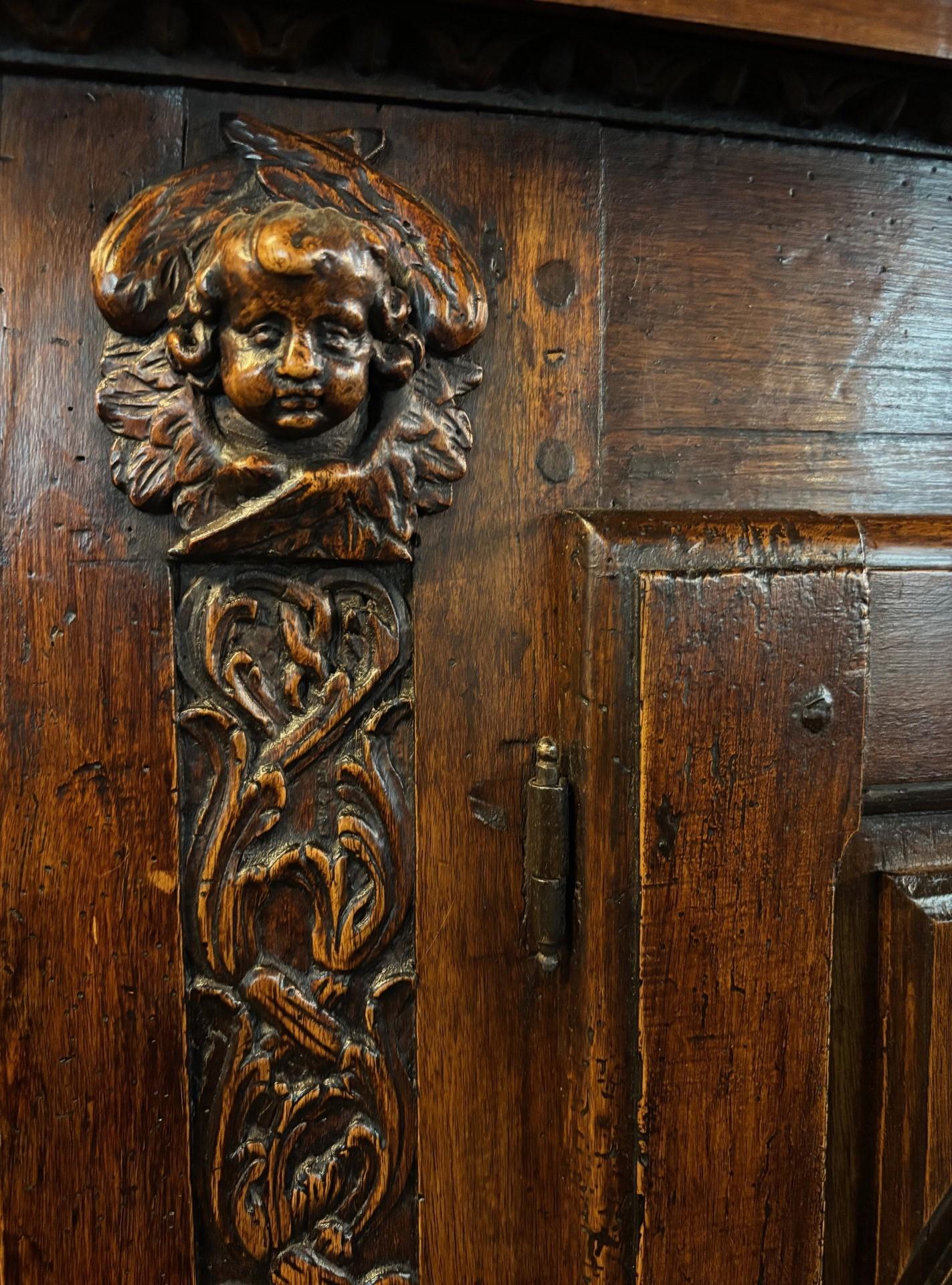 Ancienne crédence en noyer sculpté baroque français du 17ème siècle avec chérubins 1650 en vente 9
