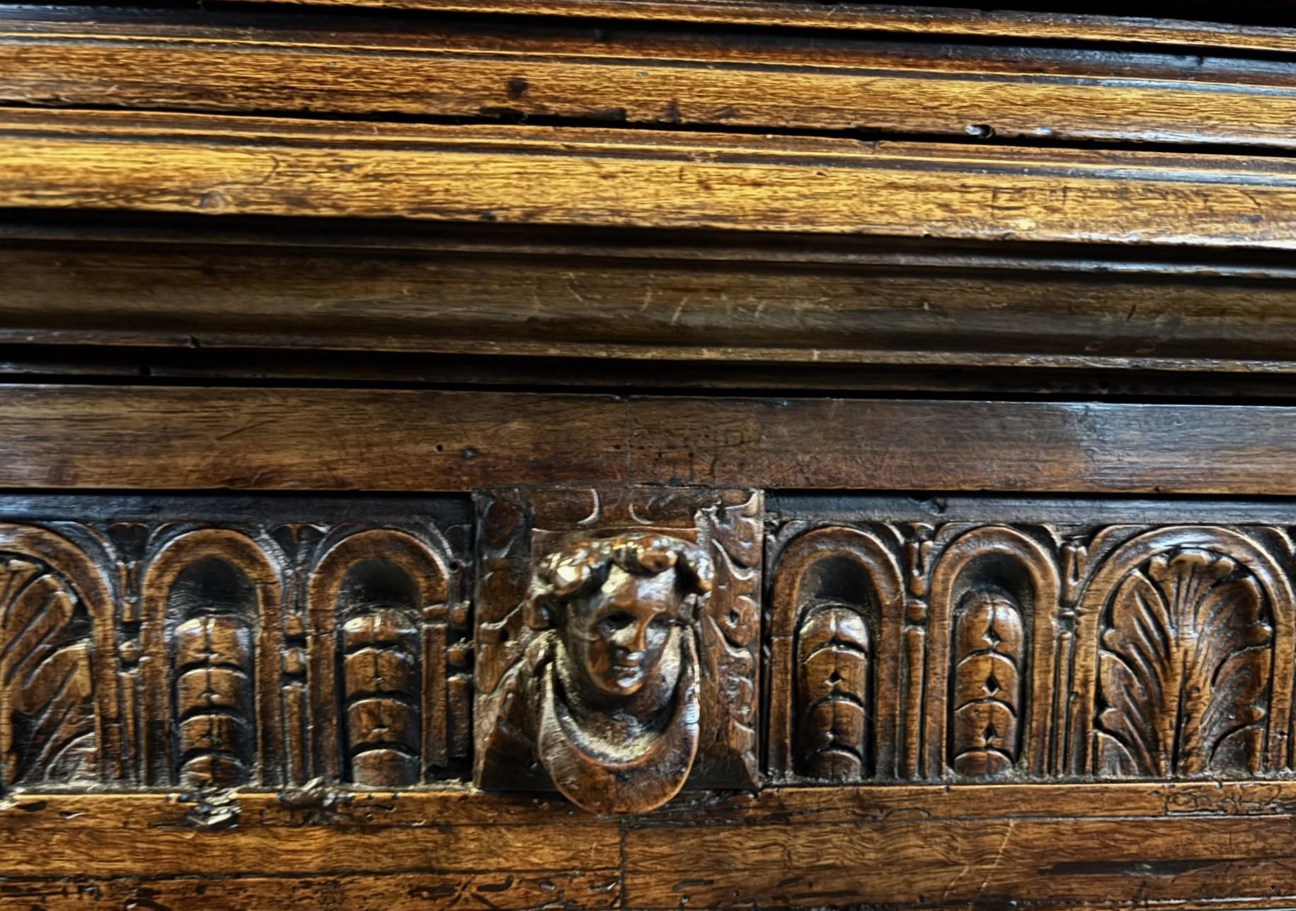 Ancienne crédence en noyer sculpté baroque français du 17ème siècle avec chérubins 1650 en vente 10