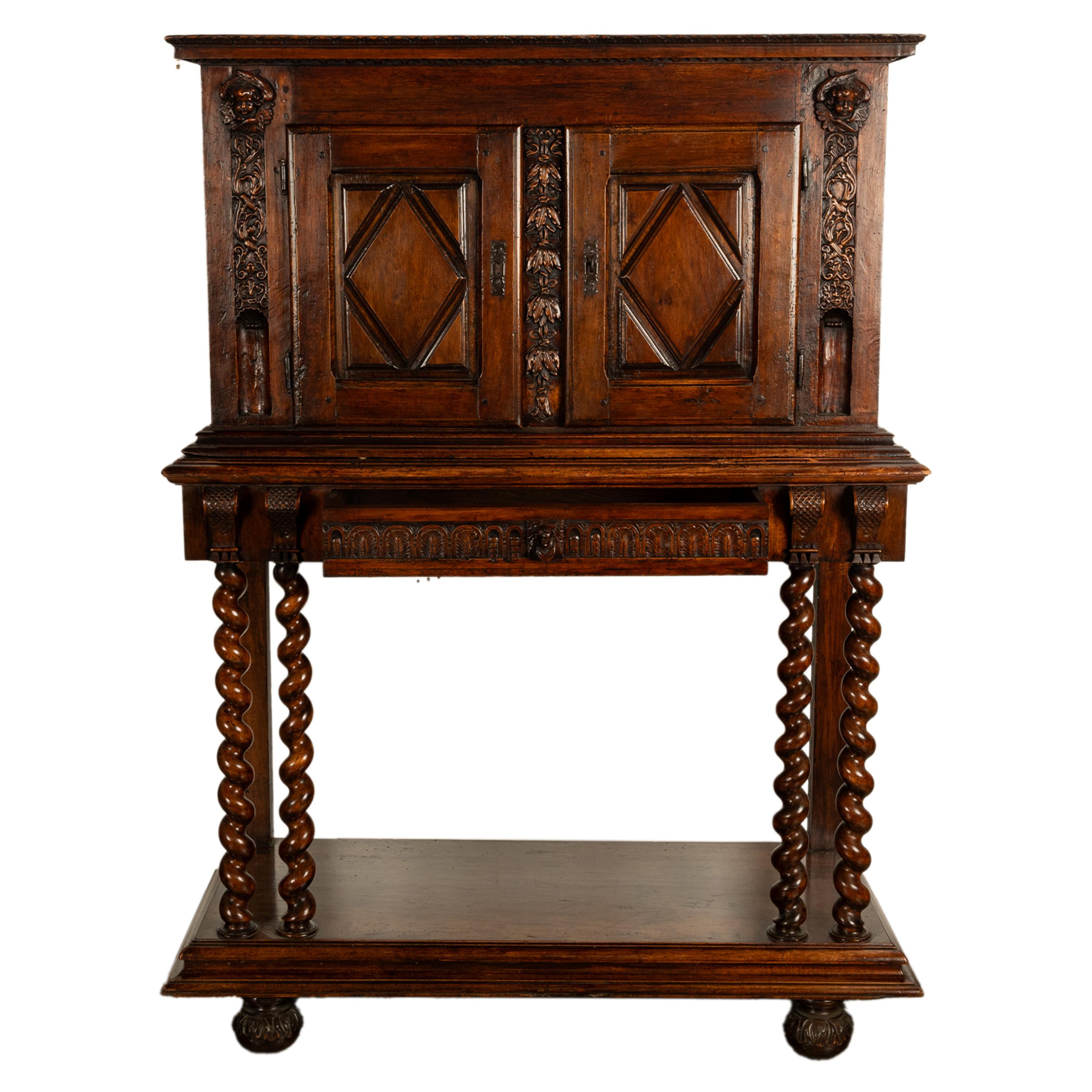 Une bonne crédence baroque française en noyer sculpté sur pied, vers 1650.
Le meuble en deux parties comprend une armoire à deux portes sur pied, le dessus ayant une couronne sculptée et étagée, au-dessous se trouve une paire de portes de placard,
