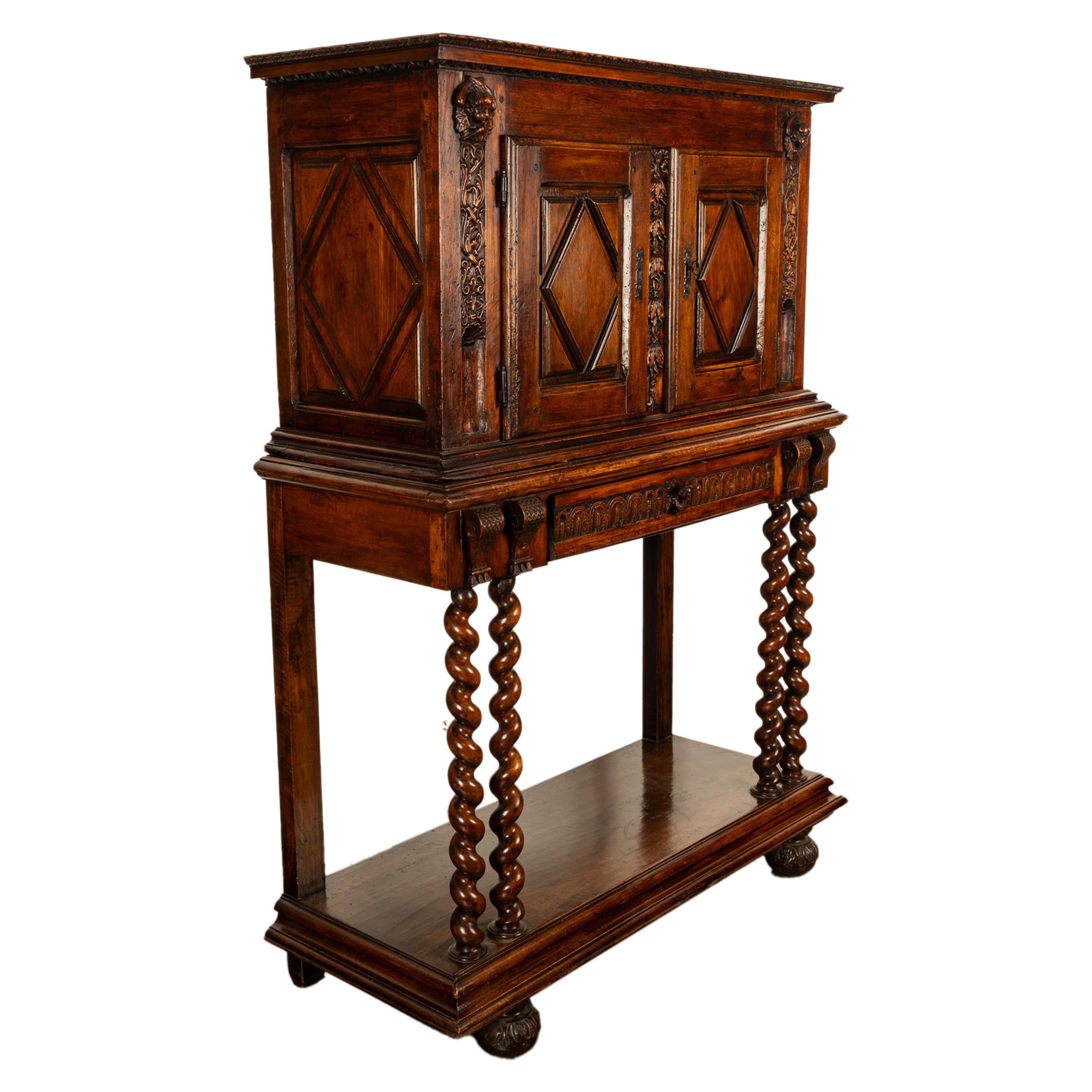 Baroque Ancienne crédence en noyer sculpté baroque français du 17ème siècle avec chérubins 1650 en vente