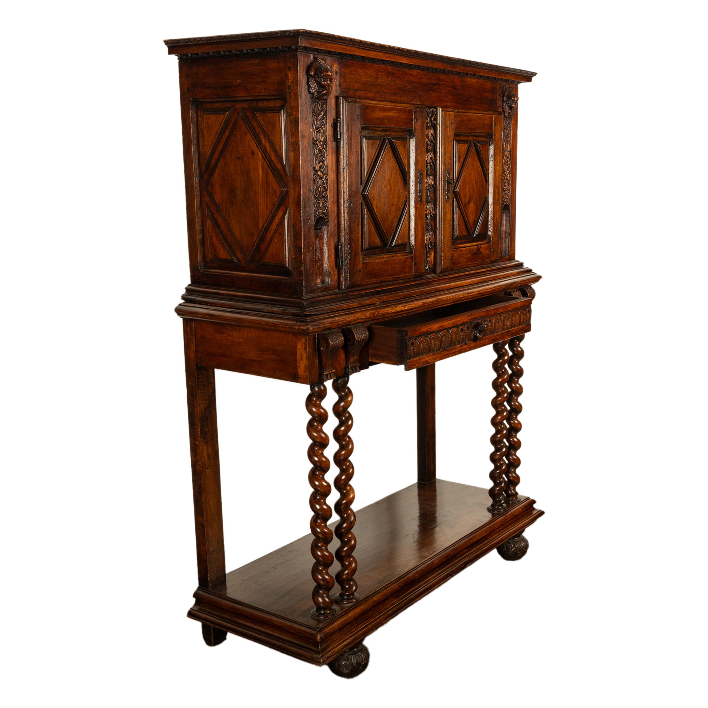 Français Ancienne crédence en noyer sculpté baroque français du 17ème siècle avec chérubins 1650 en vente