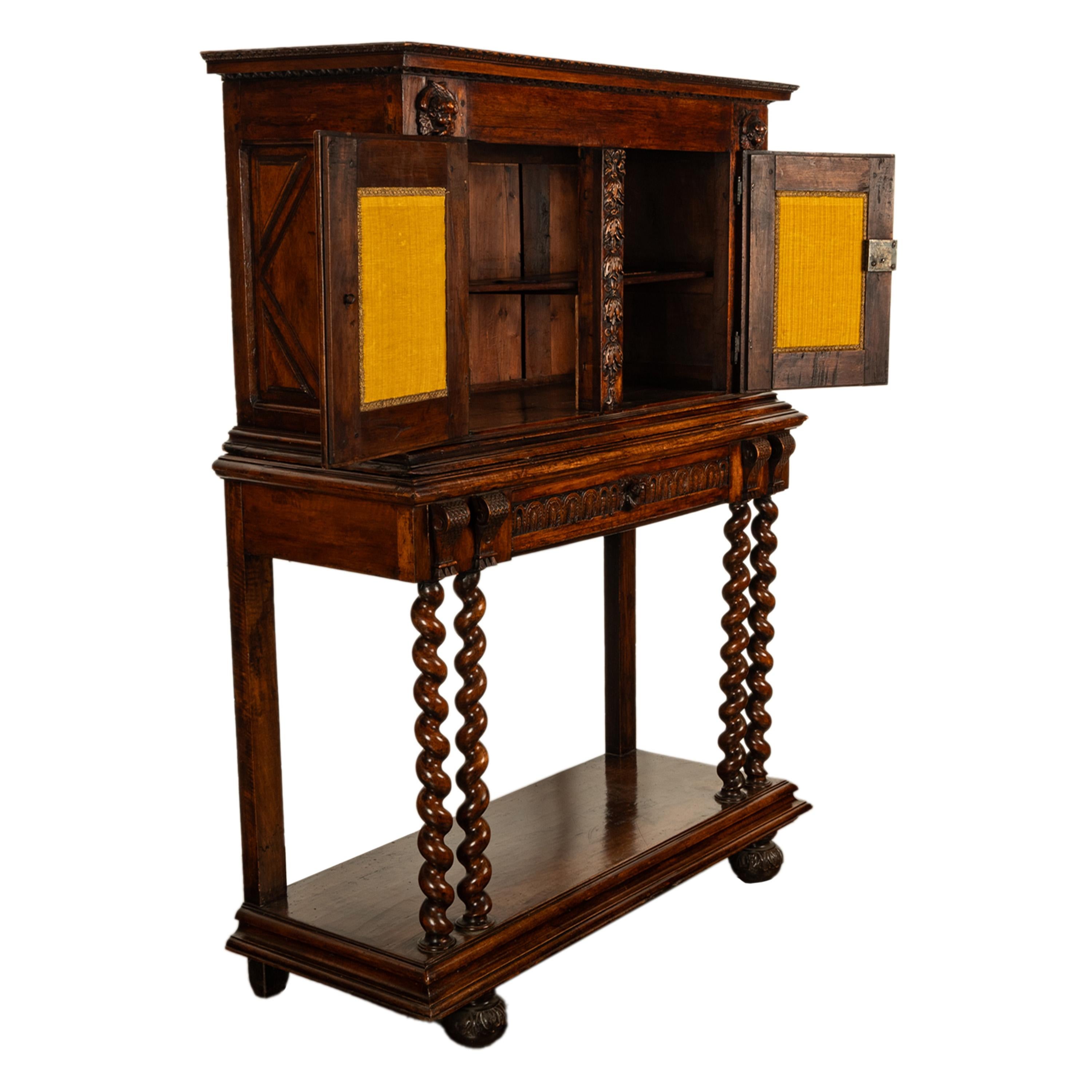 Ancienne crédence en noyer sculpté baroque français du 17ème siècle avec chérubins 1650 Bon état - En vente à Portland, OR