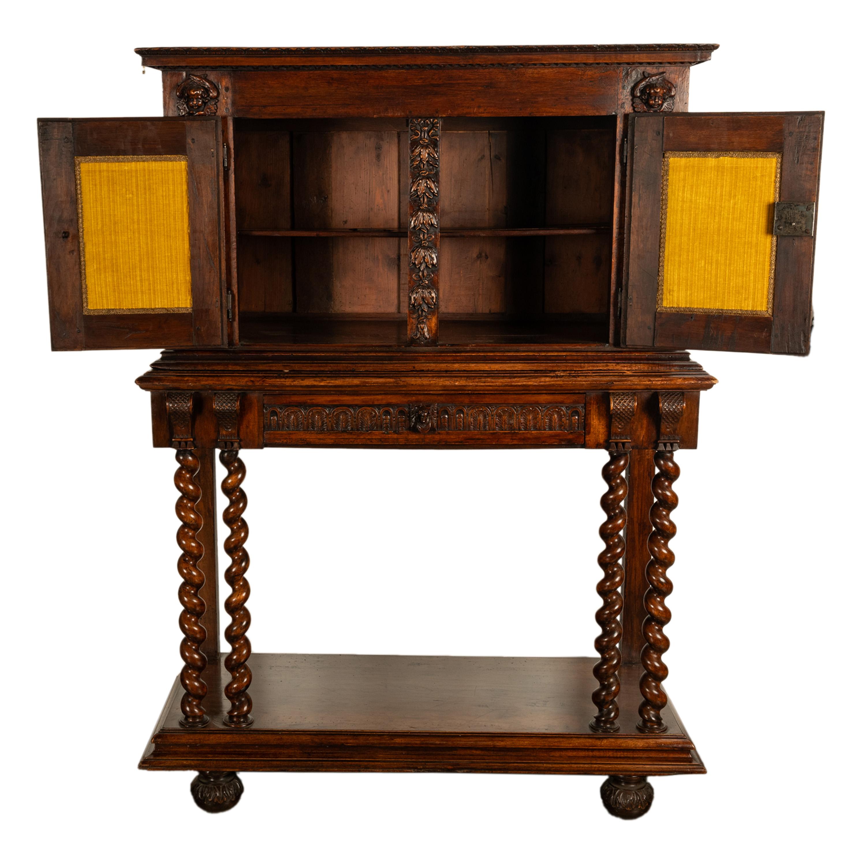 Milieu du XVIIe siècle Ancienne crédence en noyer sculpté baroque français du 17ème siècle avec chérubins 1650 en vente