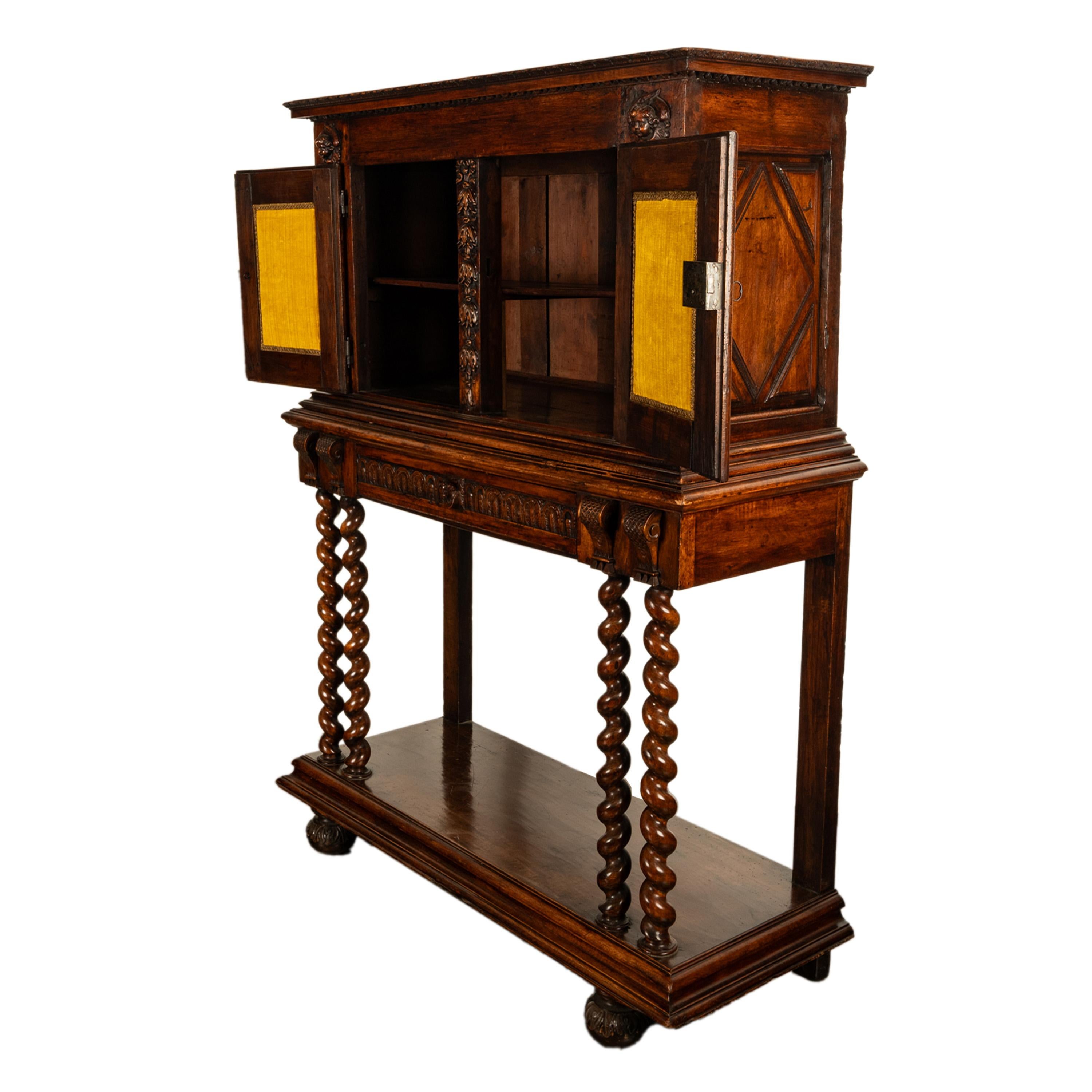 Noyer Ancienne crédence en noyer sculpté baroque français du 17ème siècle avec chérubins 1650 en vente
