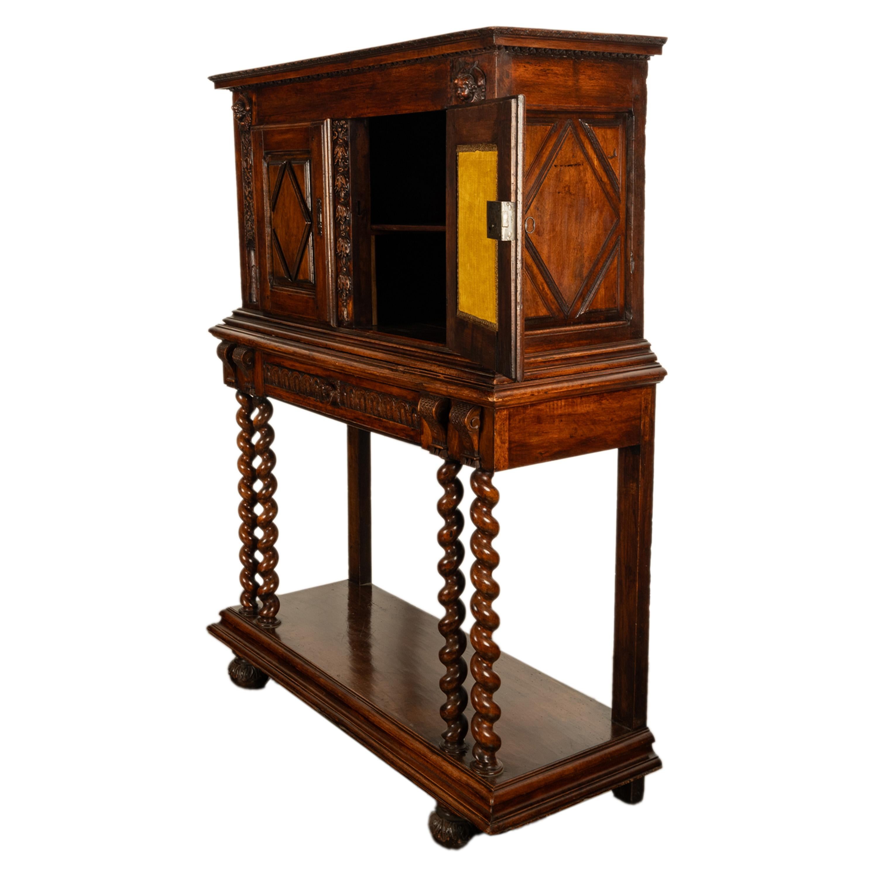 Ancienne crédence en noyer sculpté baroque français du 17ème siècle avec chérubins 1650 en vente 1