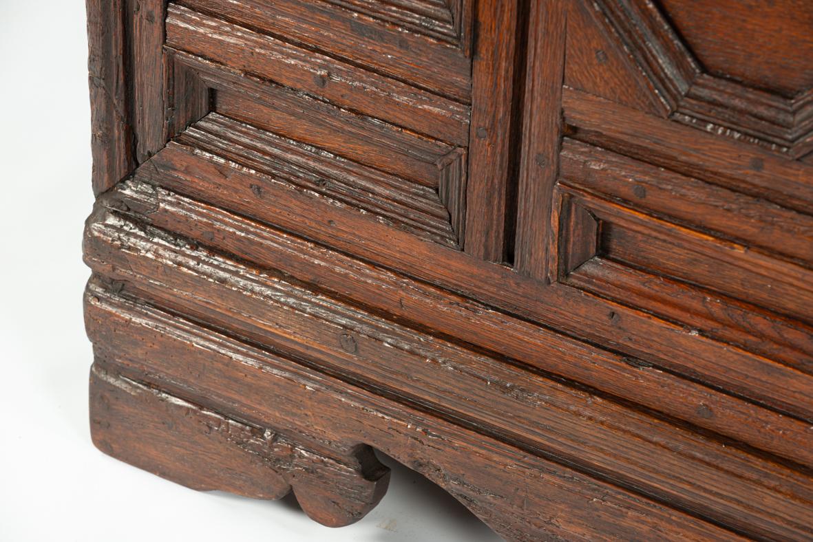 Coffre ou malle ancienne allemande du 17ème siècle en Chêne Chaud et Clair avec panneaux géométriques en vente 8