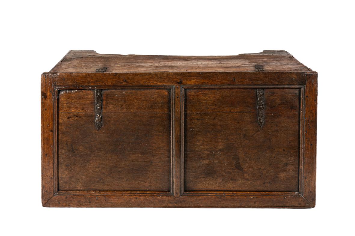 Coffre ou malle ancienne allemande du 17ème siècle en Chêne Chaud et Clair avec panneaux géométriques Bon état - En vente à Casteren, NL