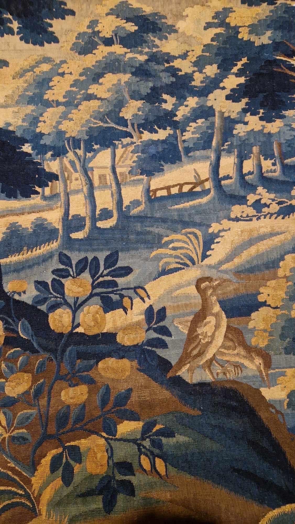 Dies ist eine prächtige volle Farbe antiken 17. Jahrhundert flämischen Verdure Landschaft Wandteppich zeigt eine schöne und reiche Sommer-Szene einer Landschaft mit üppigen Bäumen und Vegetation, und Vögel. Er misst 7,3 x 4,9 Fuß und ist vollständig