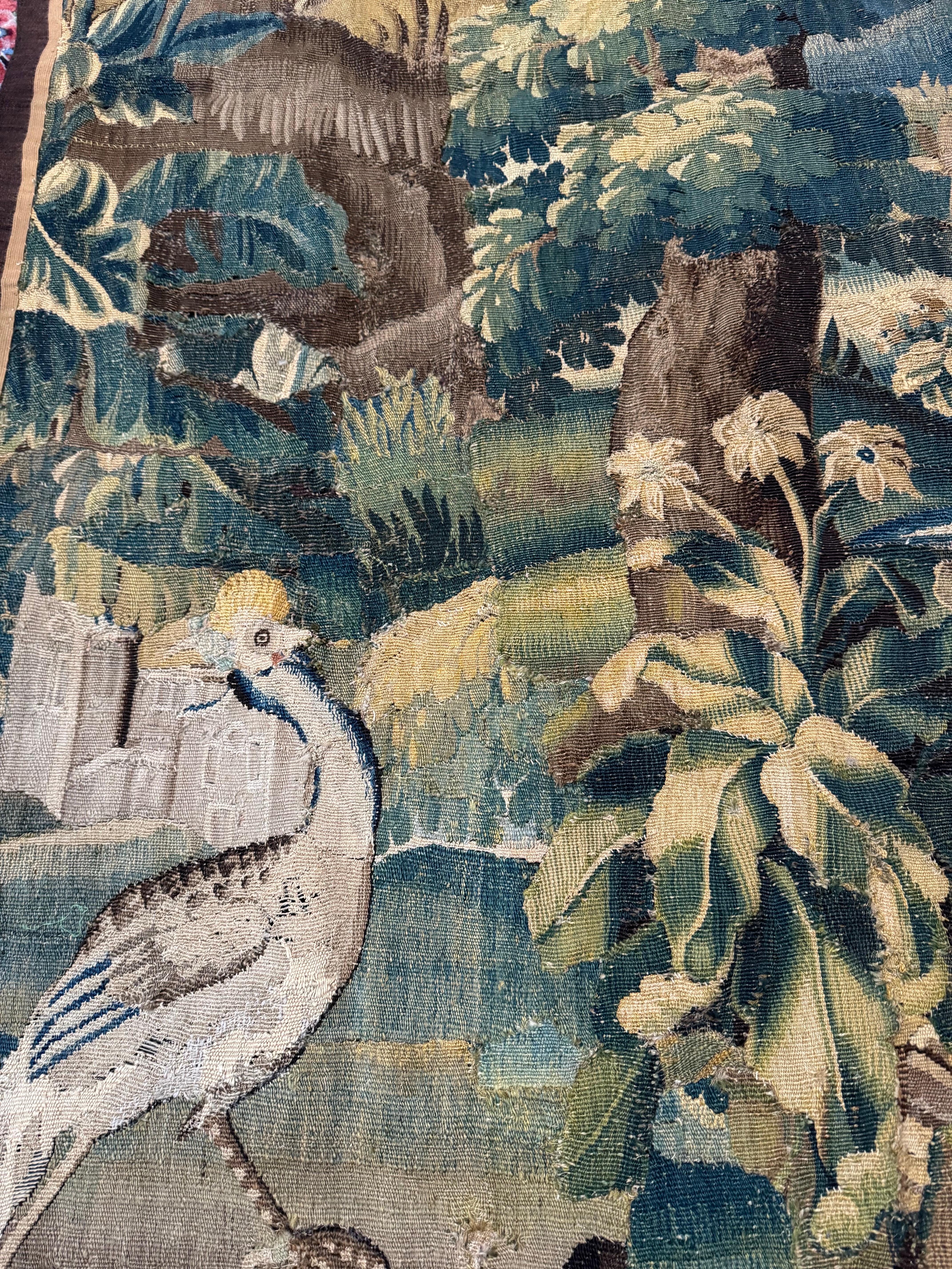 Baroque Ancienne tapisserie de paysage en verdure flamande du 17e siècle avec oiseaux en vente