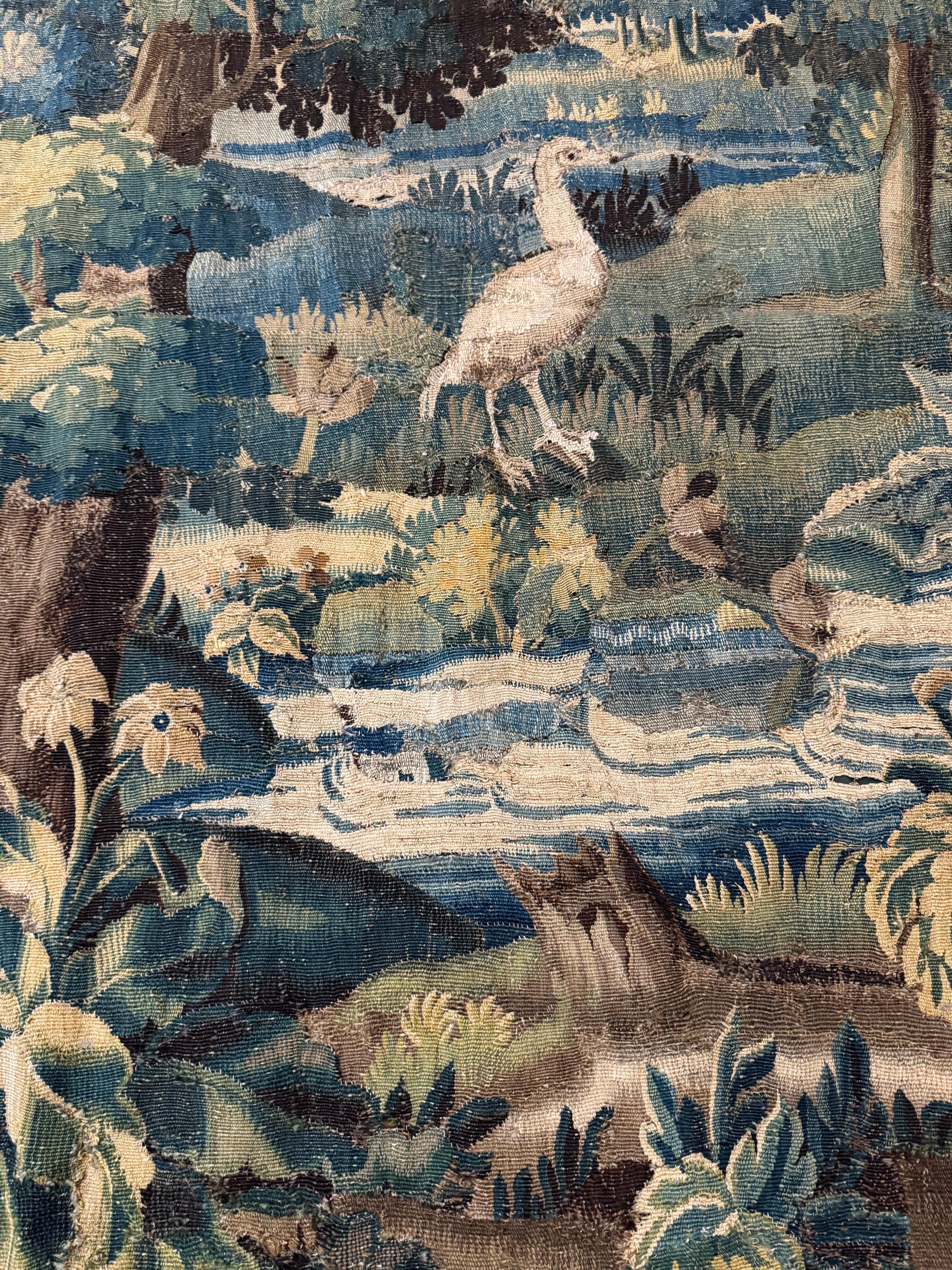 Belge Ancienne tapisserie de paysage en verdure flamande du 17e siècle avec oiseaux en vente