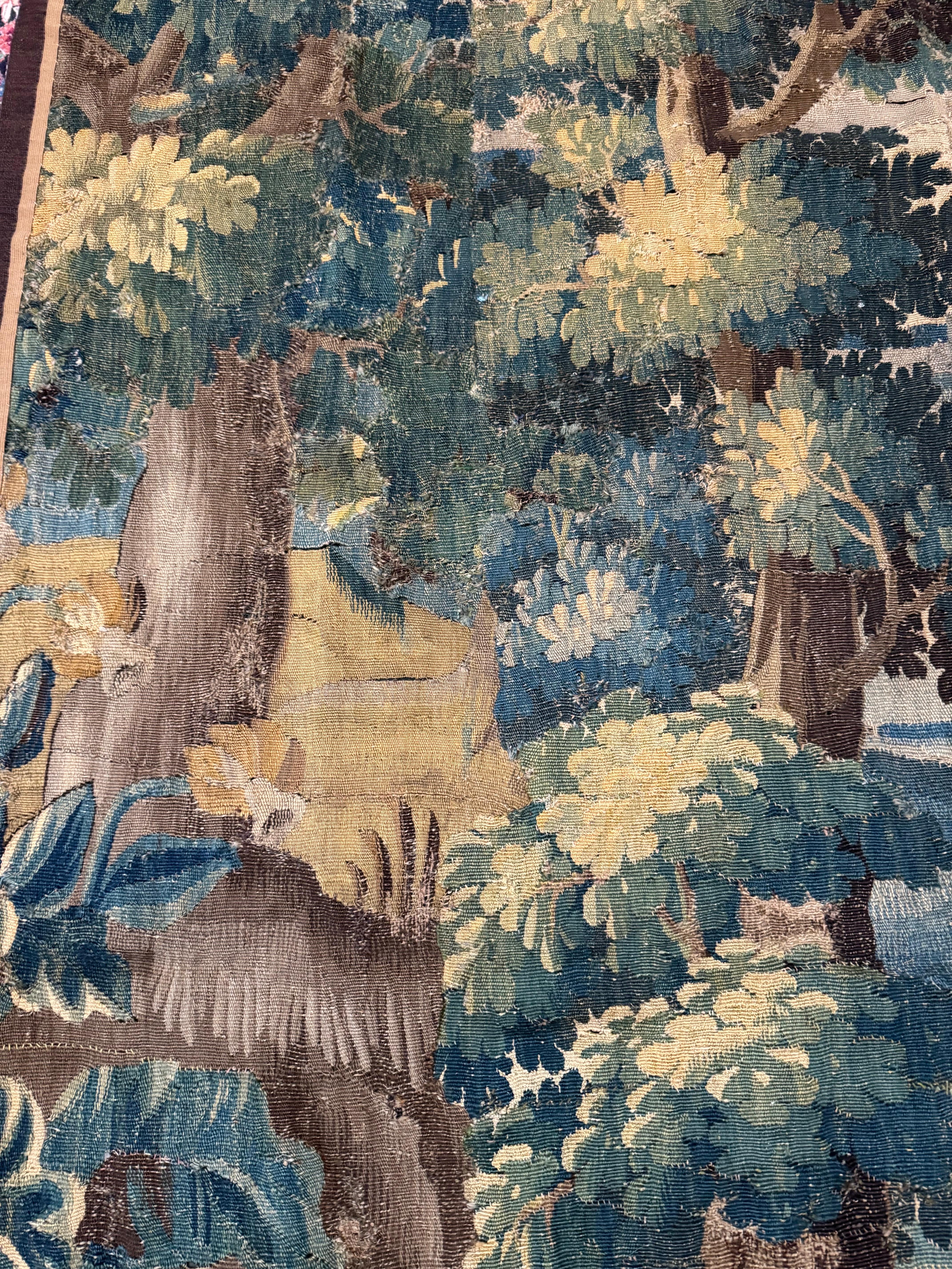 Tissé à la main Ancienne tapisserie de paysage en verdure flamande du 17e siècle avec oiseaux en vente