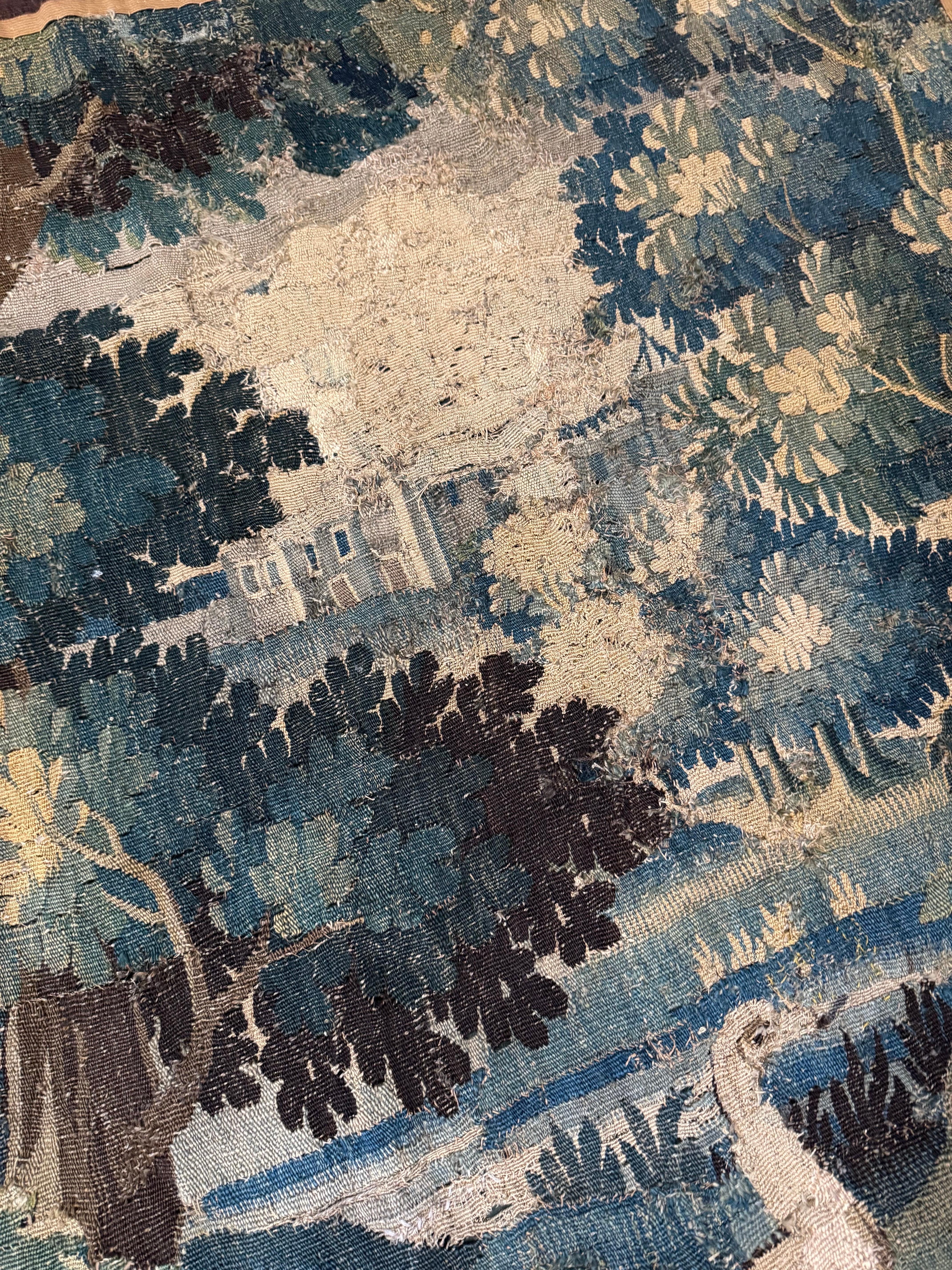 Ancienne tapisserie de paysage en verdure flamande du 17e siècle avec oiseaux État moyen - En vente à New York, NY