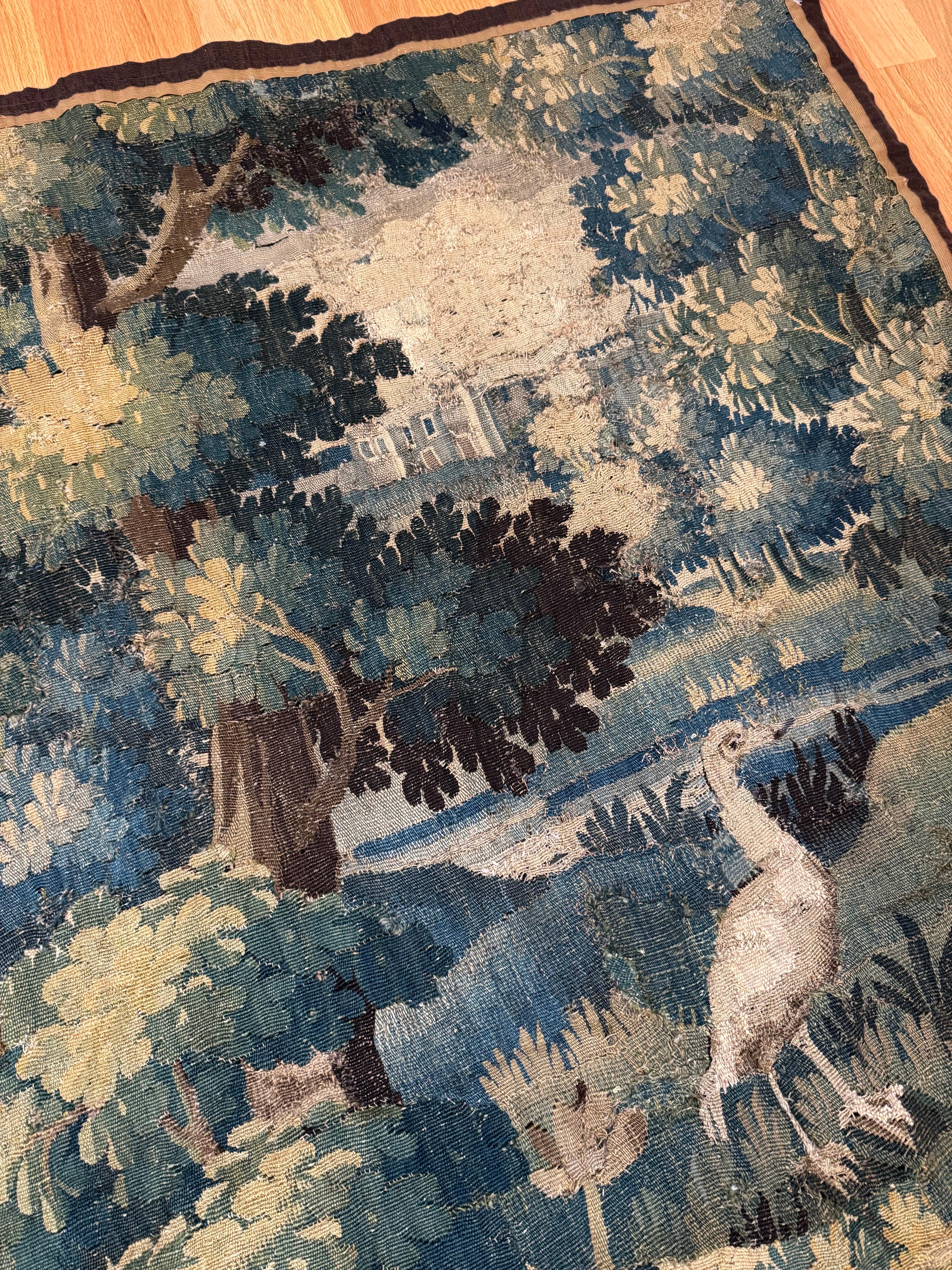 XVIIIe siècle et antérieur Ancienne tapisserie de paysage en verdure flamande du 17e siècle avec oiseaux en vente