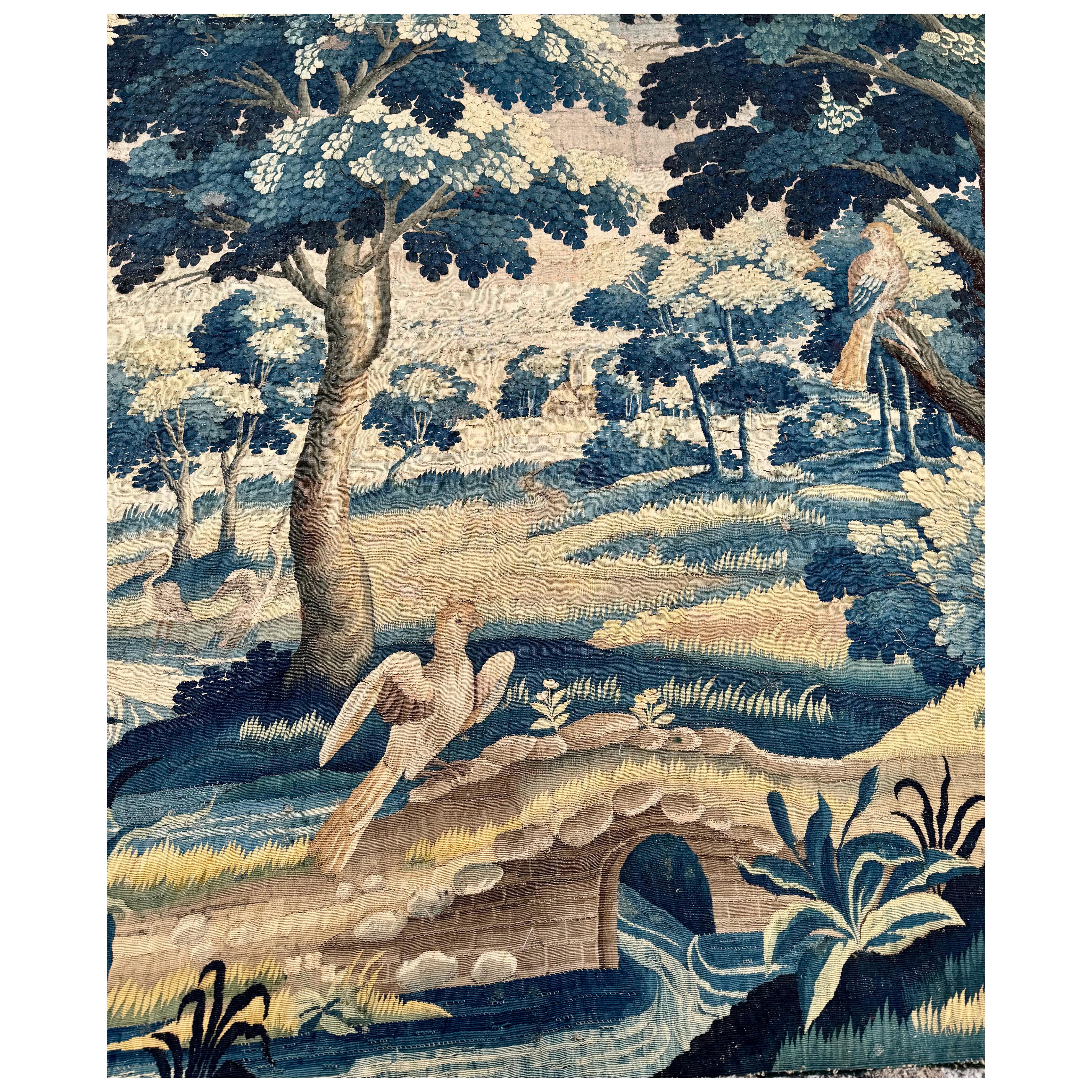 Antiguo Tapiz de Verdura Verde Flamenca del Siglo XVII con Pájaros en venta