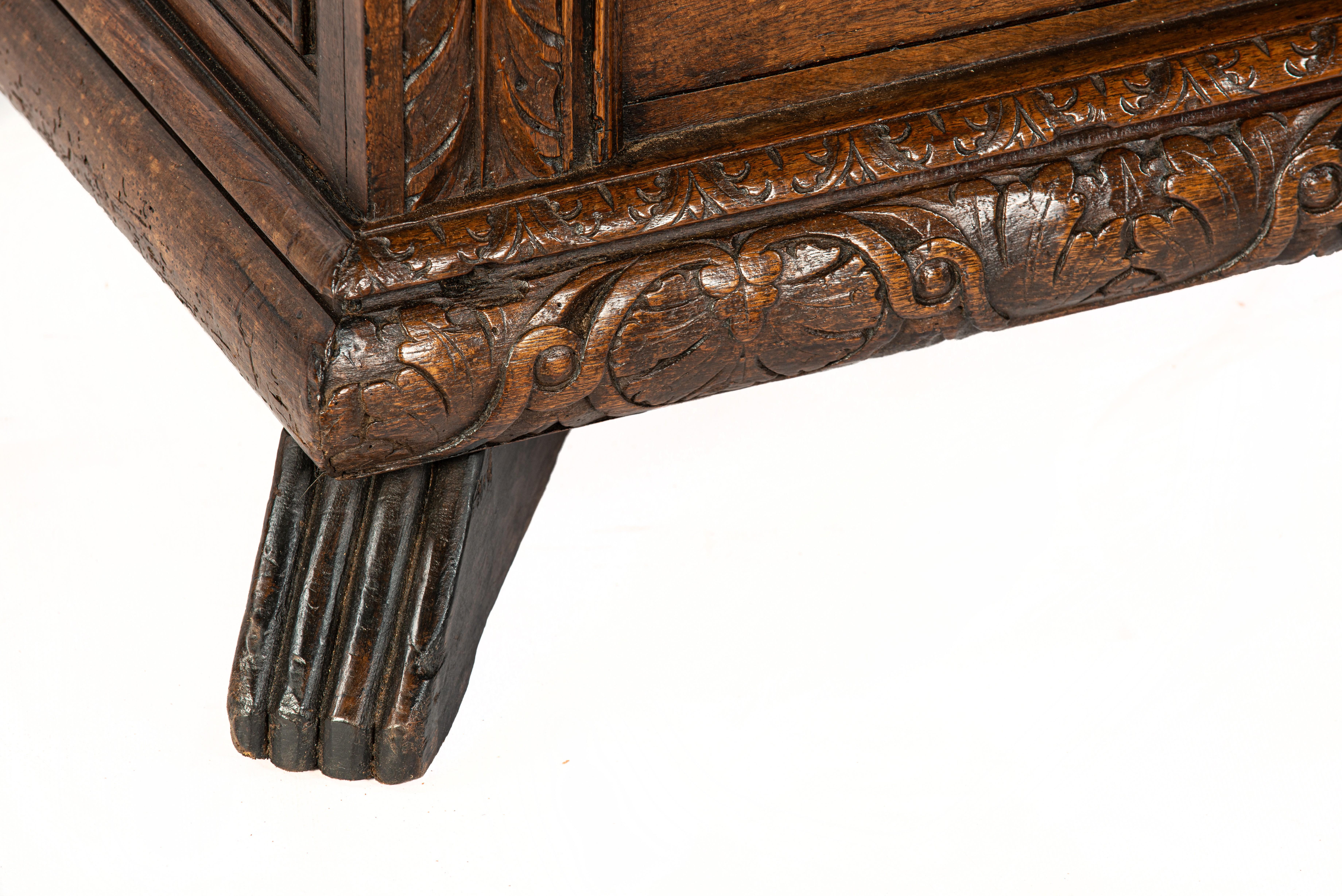 Ancien Coffre à Cassone en noyer massif sculpté à la main, 17e siècle, Renaissance italienne en vente 4