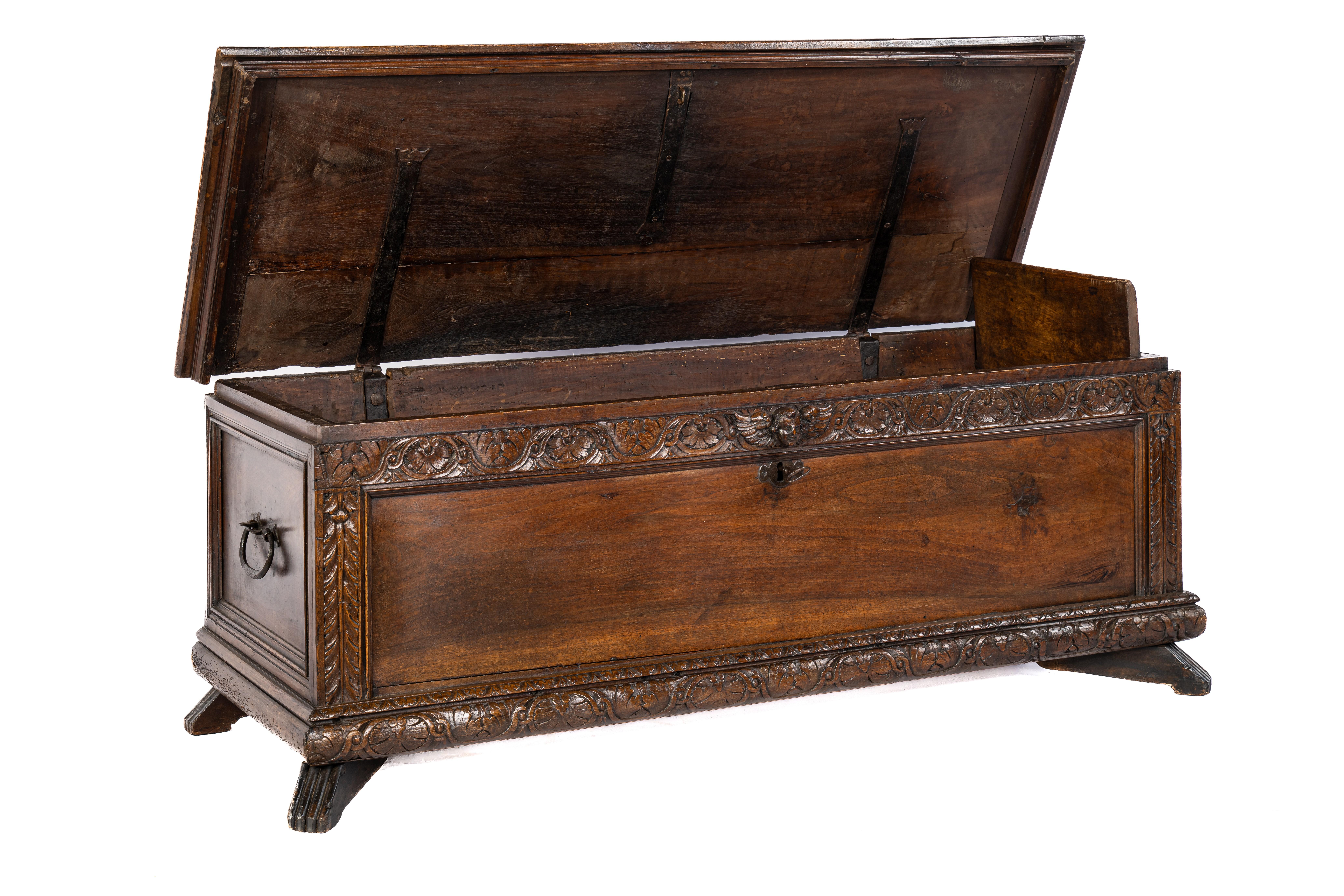 Ce coffre en bois richement sculpté est un bel exemple de cassone italien du XVIIe siècle. Le cassone, également connu sous le nom de coffre de mariage, était un meuble essentiel dans les maisons de la bourgeoisie et de la noblesse aisées. Il était